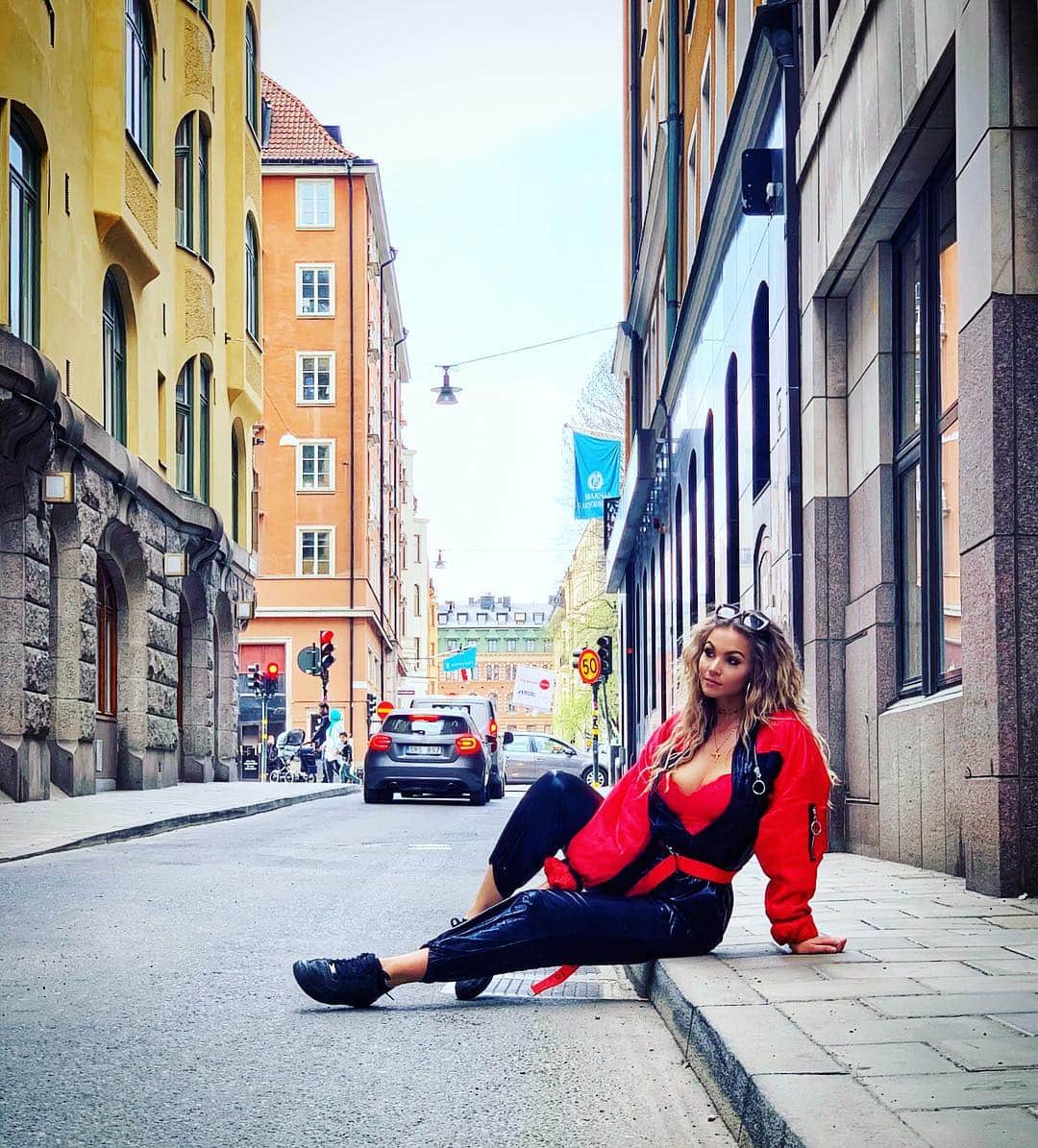Keelaのインスタグラム：「Kär i min nya jacka 🙌🏻」