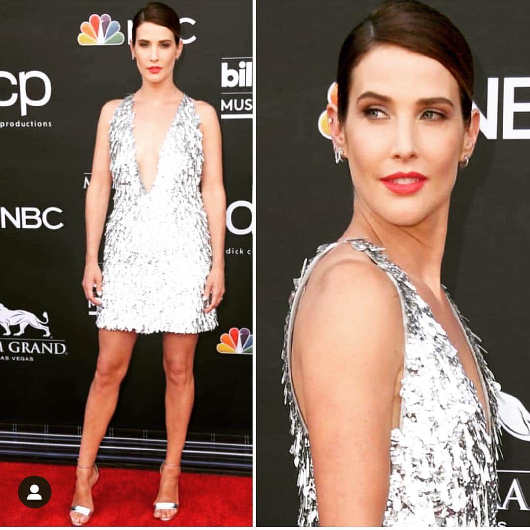 コビー・スマルダーズのインスタグラム：「Went to a super intimate concert last next with a few close friends.  #billboardmusicawards  Hair: @dickycollins  Makeup: @fabiolamakeup 👗 : @congtriofficial 💎: @colettejewelry  Team who does everything so I can be with the kids: @erinwalshnyc」