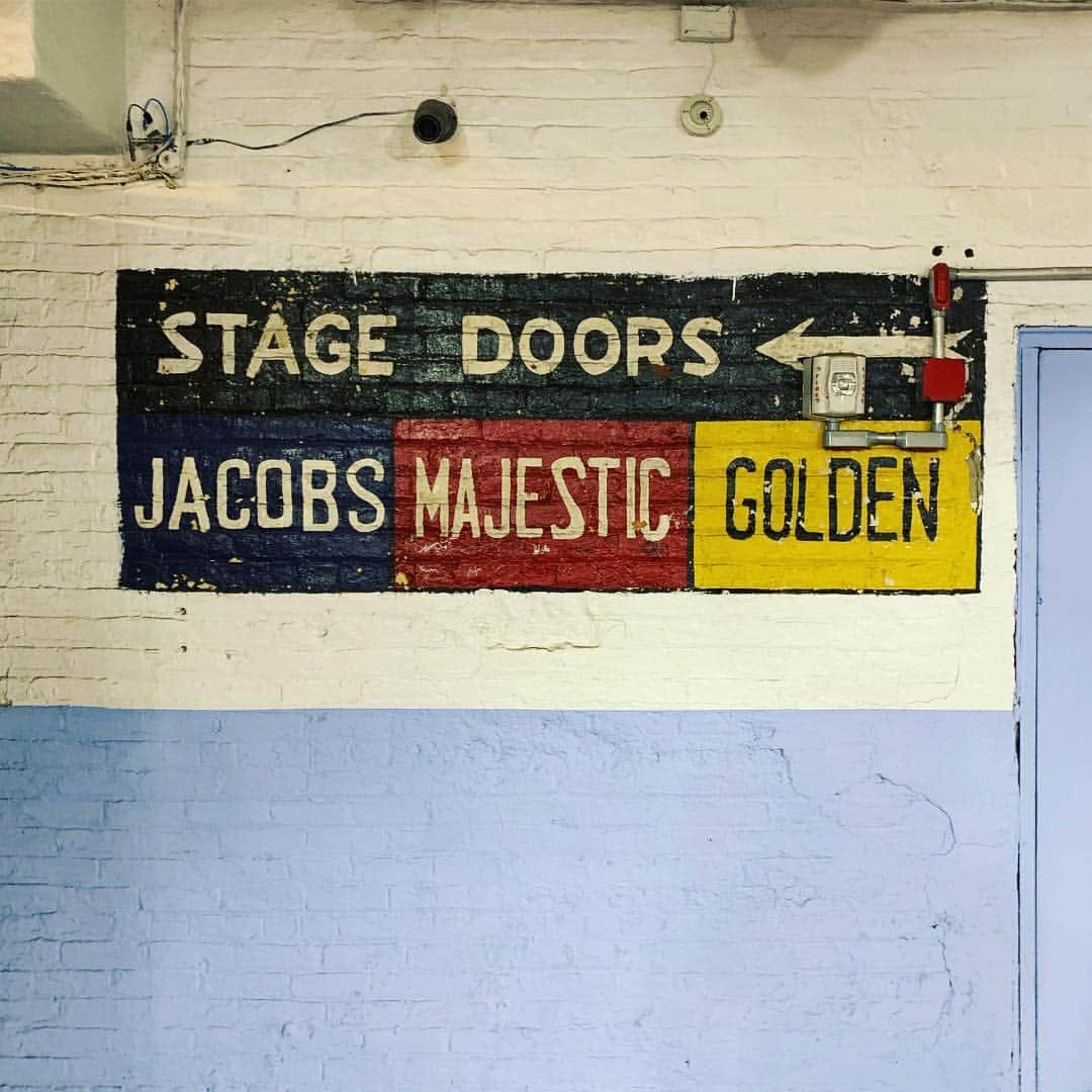 ジェシー・タイラー・ファーガソンさんのインスタグラム写真 - (ジェシー・タイラー・ファーガソンInstagram)「I ❤️ this secret enclave of hidden corridors connecting the stage doors of these theaters between 45th & 46th Street.」5月3日 2時33分 - jessetyler