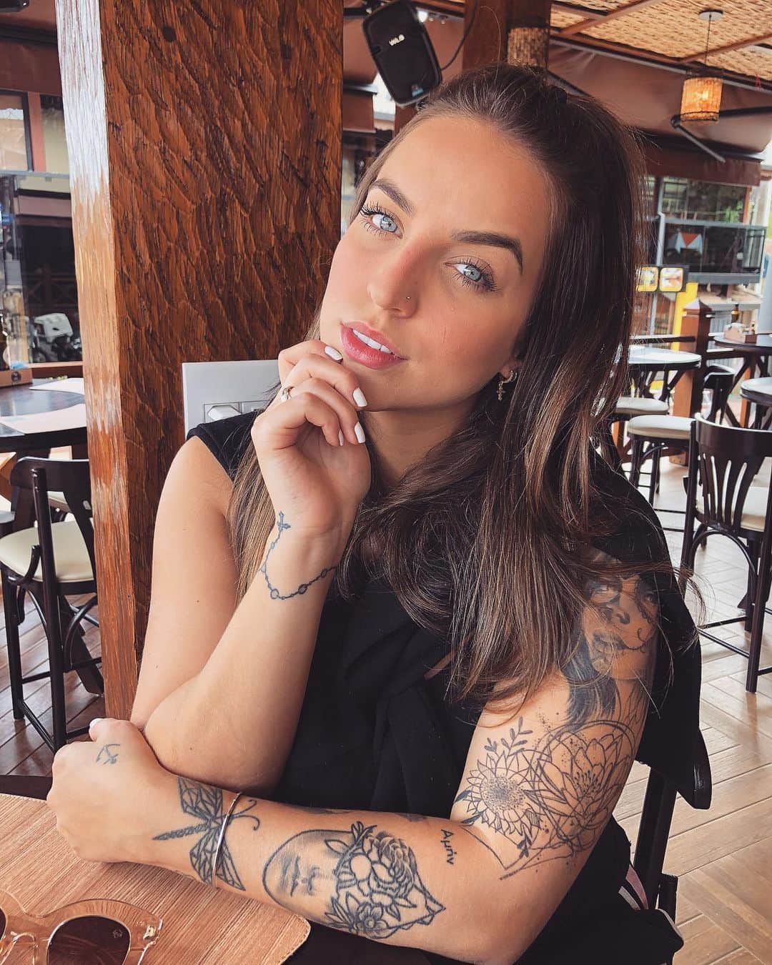 Bruna Unzuetaのインスタグラム：「🦋🌻」