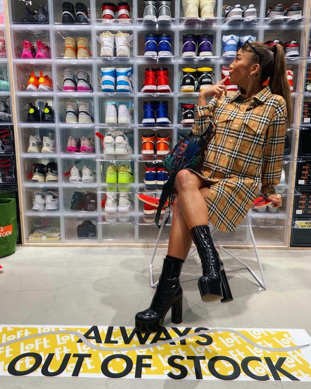 菅又菜摘（ナツ）さんのインスタグラム写真 - (菅又菜摘（ナツ）Instagram)「👟 まさくんルーム5/12まで💁🏾‍♀️ @kingmasa2014  @alwaysoutofstock  @loft_ginza  #kingmasa #room #loft #ginza #kingmasas_room_loft_ginza  #alwaysoutofstock #loftginza #nike #sneaker #sneakers #kicks  #kogenatsu #焦げNATSU #こげなつ」5月2日 21時04分 - kogenatsu920