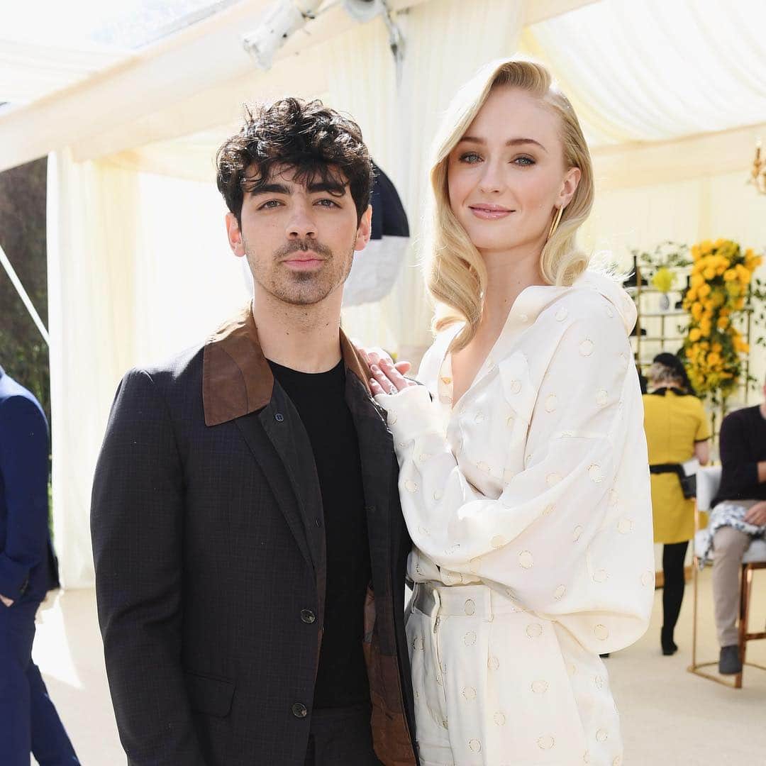 Teen Vogueさんのインスタグラム写真 - (Teen VogueInstagram)「Good morning and congrats to @sophiet and @joejonas on their Vegas wedding! 😍 Details at the link in bio.」5月2日 21時07分 - teenvogue