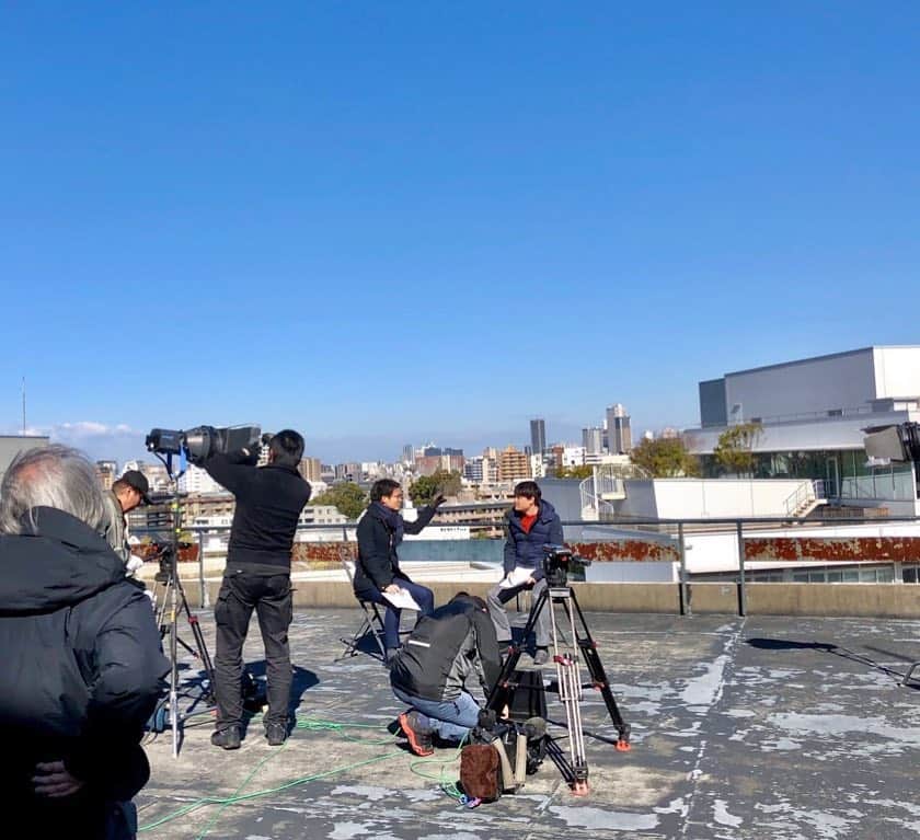 法政大学さんのインスタグラム写真 - (法政大学Instagram)「NHK総合で5月4日（土・祝）AM6：30～ 放送予定の「インタビューここから」は、解体工事開始直前の市ケ谷キャンパス55・58年館屋上で撮影されました。出演は経営学部卒業生の作家・吉田修一さん。母校の思い出の場所で、吉田さんが上京した時のことや学生時代のエピソードを語ってくださいました。  撮影の合間には「世之介の里帰り」と、本学が舞台の著書「横道世之介」を片手に校舎内を嬉しそうに歩く姿が印象的でした。写真は撮影前リハーサルの様子です。  #法政 #大学 #hosei #university #市ヶ谷 #キャンパス #5558年館 #屋上 #インタビューここから #nhk #吉田修一 #撮影 #hoseiblue」5月2日 21時08分 - hosei_university