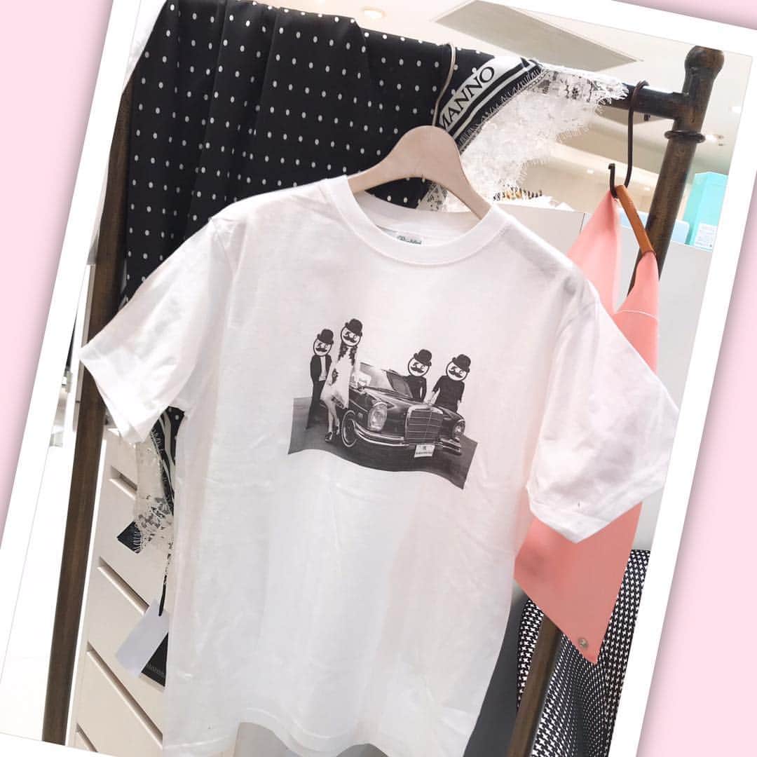 愛内里菜のインスタグラム：「お次は白バージョン😆﻿ ﻿ 顔が（垣内倶楽部K C）ニコちゃんになってます😎﻿ ﻿ このまま普段着にしても﻿ 恥ずかしくないバージョン👍笑笑﻿ ﻿ ﻿ どちらもぜひみなさまに愛用してほしいです🥰﻿ 私もお気にいりー🙌❤️﻿ ﻿ サイズはユニセックスで﻿ Mサイズ〜XXLサイズまで﻿ どのサイズも 各6800円 （税込）﻿ ﻿ こちらの時間帯は﻿﻿ ライブに参加されない方も﻿﻿ 会場前でグッズ&CDを購入していただけます！！﻿﻿ ﻿﻿ ✨５月4日 １５時〜１６時﻿﻿ ﻿﻿ ✨5月5日  １４時〜１５時﻿﻿ ﻿﻿ ﻿﻿ 開場〜ライブ後は﻿﻿ 館内のみでの販売となります☺️﻿﻿ ﻿﻿ 【会場】﻿﻿ 千葉県市川市「Route Fourteen」﻿﻿ ﻿﻿ ﻿ ﻿ #@hama_piano_﻿ #@tomoyatakaku﻿ #@kentaroishii1981﻿ #@kakiuchiclub﻿ ﻿ #@booyon📸﻿ #@f_s_6👗﻿ #@pulito_yuri💄﻿ ﻿﻿ #令和 1発目の #ライブ﻿ #ライブハウス ﻿ #千葉 #市川 #本八幡 #一体化 #絆 #盛り上がりたい #会いたい﻿﻿﻿﻿ #感謝 #リスタート ﻿﻿ ﻿ #愛内里菜 改め #R として #歌手 再始動﻿﻿ #垣内りか #垣内倶楽部 ﻿﻿ ﻿ #ライブグッズ #Tシャツ #プリントtシャツ﻿ #新曲 #邦ロック#ミュージック#音楽の力﻿﻿﻿ #音楽最高﻿ #アンティークカー﻿ ﻿#mercedesbenz ﻿」