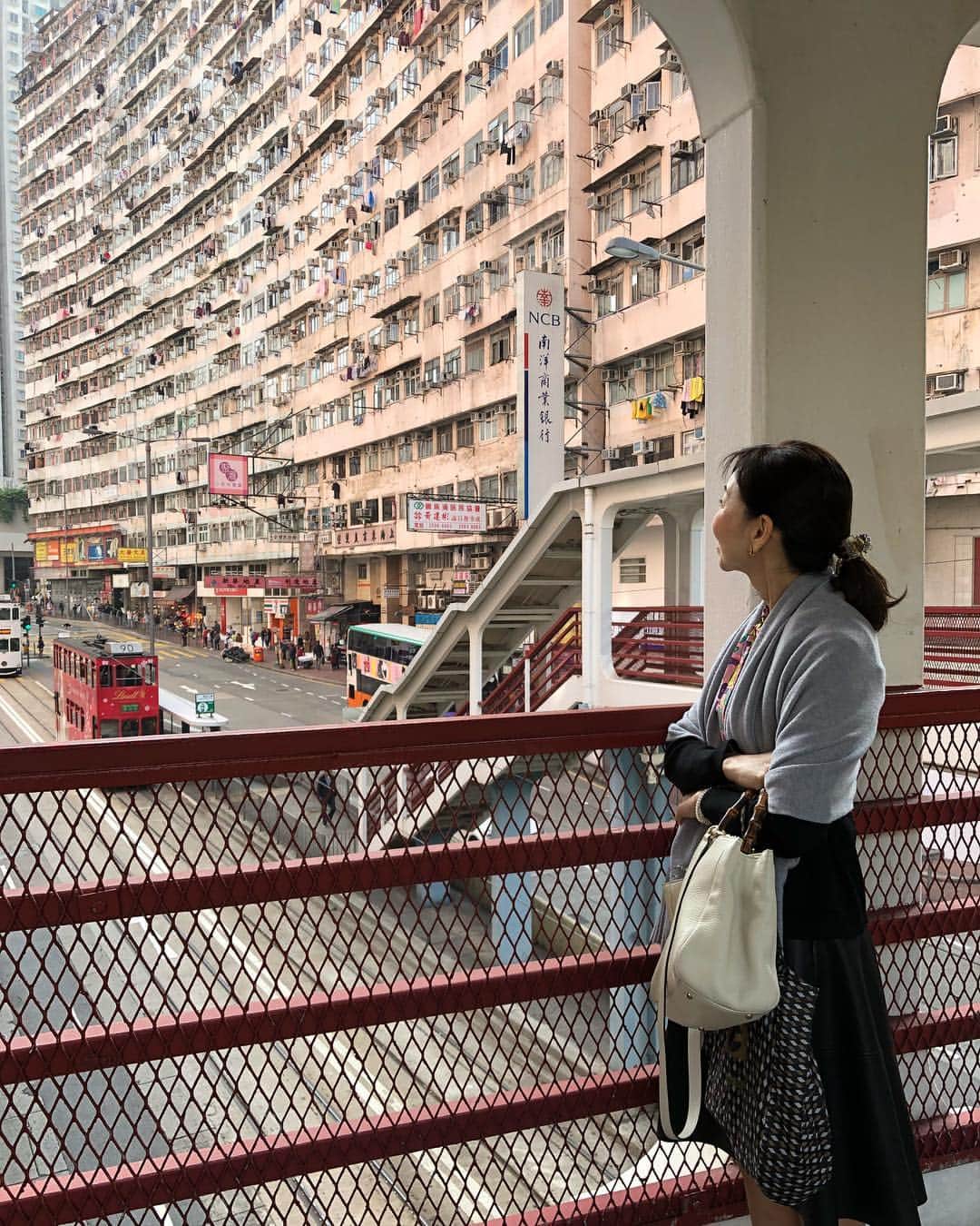 sunday_722さんのインスタグラム写真 - (sunday_722Instagram)「*﻿ ﻿ 香港滞在の皆さん﻿ 楽しんでますか？﻿ ﻿ *﻿ ﻿ #ShotOniPhone﻿ #ShotOniPhoneX﻿﻿ #iPhoneで撮影﻿ #portrait﻿ ﻿#ポートレート﻿﻿ #mwjp﻿﻿ #香港中毒﻿﻿﻿ #香港﻿﻿﻿ #ShotOn_TG﻿ #tg_zdwide_pro﻿ #architecture_view﻿ #unlimitedhongkong ﻿﻿ #capturehongkong﻿﻿﻿ #zolimahongkong﻿﻿ #hongkong﻿﻿﻿ #allabouthongkong﻿﻿﻿ #discoverhongkong﻿﻿﻿ #AwesomeHongKong﻿﻿ #waytohk_sunday_722﻿﻿ #叮叮﻿ #hktramways #hkexpress #わたしの冒険」5月2日 21時10分 - sunday_722