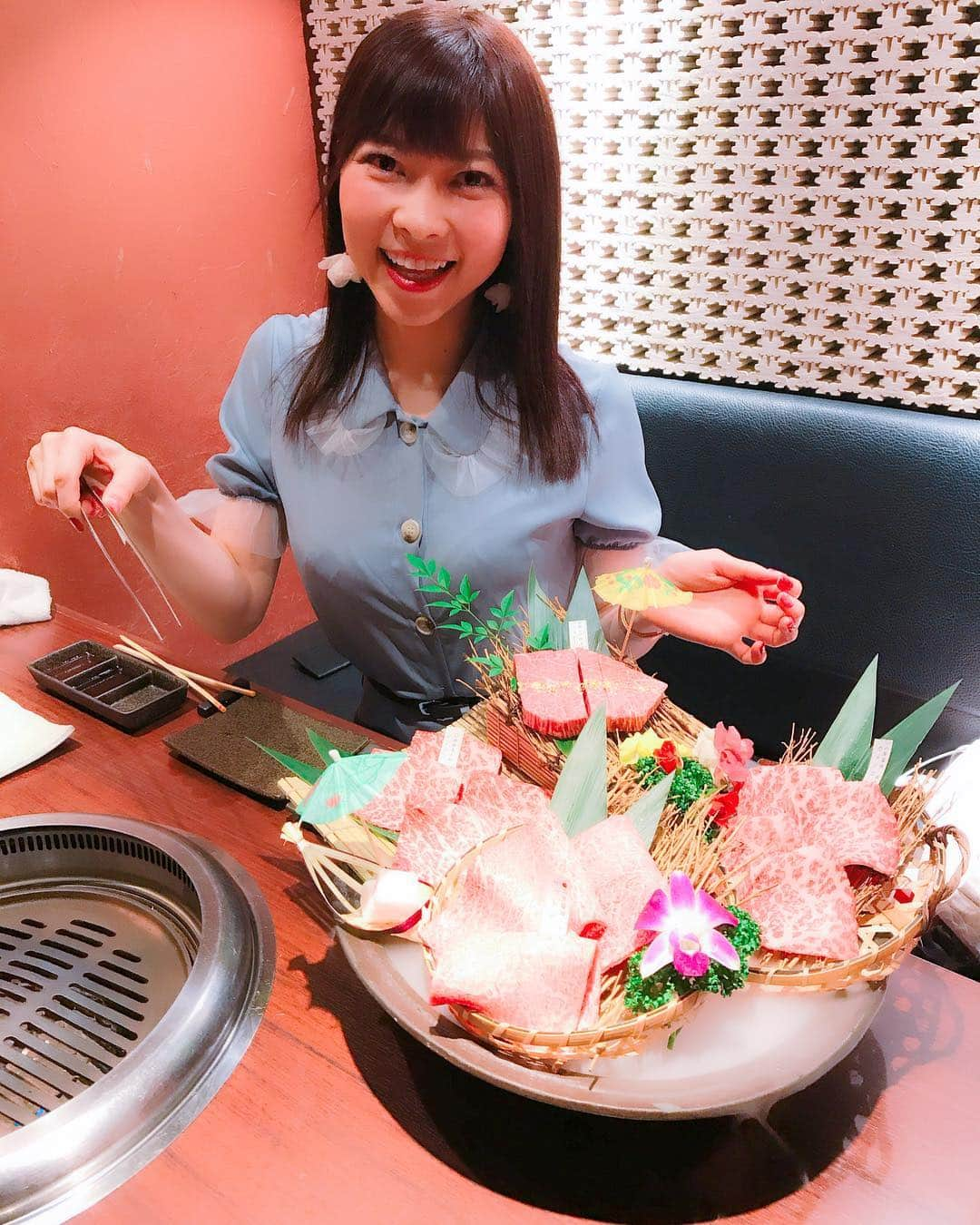 DJ MIYAさんのインスタグラム写真 - (DJ MIYAInstagram)「こんばんは❤️今日は令和になって初めての焼き肉ー！「和牛焼肉 とびうし 飯田橋」さん で、極上のひとり焼き肉タイム～～～♪ @tobiushi.yakiniku  全室個室の空間で、おしゃれ～☆彡❤️ . .  シャトーブリアンや、トモサンカクなど全国から選ばれた特別なお肉が 素晴らしくて感動しちゃいました～～～！！！❤️ 雲丹の肉巻き💓と トモサンカクの和牛の炙り握り寿司が盛り付けもゴージャスですごい感動ーぅぅ！ . .  さらに、焼き肉の盛り合わせが豪華すぎてびっくりー！‼️赤身二種と、霜降り二種。どちらも高級💓  赤身のシンシンは、両面7秒ずつ炙るだけで食べられるよぉ〜！ トモサンカク（霜降り）  もう、シャトーブリアンは極上でございましたー。 とろけちゃうね。ウマし❤️（╹◡╹）♡ 今日はトレーニングはおやすみで、上質なたんぱく質をたっぷり摂取～！！ 楽しすぎる～～！！！💓 . .  かなーりおなかいっぱいでしたがラストには、トマト麺を🍅少なめでお願いしましたぁ💓 おおかみの桃という有名なトマトジュースを使ったさっぱりとしたトマト麺が最高の締めくくりになりました❤️ . .  飯田橋駅からも3分位だし、東京大神宮のふもとなので縁起が良さそーう💓 . .  行ってみてね♪ ごちそうさまでした♪❤️ 飯田橋 とびうしで検索してね💖 . .  Casting By @woomy.restaurant  #焼き肉　#ひとり焼き肉　#今日のディナー　#飯田橋　#東京グルメ #グルメブロガー　#インスタグラマー　#ブロガー　#ゴールデンウィーク #焼肉大好き　#シャトーブリアン　#和牛　#グルメ　#焼き肉店　#霜降牛#トモサンカク #韓国料理　#焼肉好き　#フィットネス女子　#たんぱく質 #千代田区　#うにく #肉食女子　#女子会コーデ　#旅インスタグラマー #東京大神宮 #とびうし #飯田橋グルメ #今日のメイク #神楽坂グルメ」5月2日 21時13分 - dj_miya