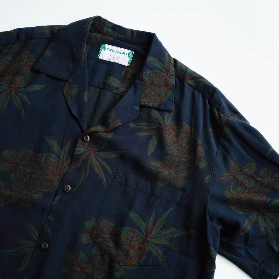 EDIFICEさんのインスタグラム写真 - (EDIFICEInstagram)「【TWO PALMS HAWAIIAN WEAR】﻿ - Exclusive dyed aloha shirt -﻿ ﻿ 昨年も人気を博していた、ハワイを代表とするアロハシャツブランド《TWO PALMS HAWAIIAN WEAR》とのダブルネームが新色を携えてリリース。﻿ ﻿ 本物志向にこだわり抜き、デザインは勿論のこと、着心地にも定評があるアイテムとなっています。﻿ ﻿ また、製品染めを施していることで、より一層レーヨンの心地よい質感を感じていただけます。﻿ ﻿ ﻿ ﻿ Aloha shirt : 【TWO PALMS HAWAIIAN WEAR】¥9,800+tax﻿ ﻿ ﻿ ﻿ ﻿ ﻿ ﻿ ﻿ #edifice #twopalms #alohashirt #hawaiian #exclusive #hawaiianwear #menswear #vintagewear #mensfashion #mensstyle #mensshirt #casualshirt #casualwear #summerwear #summerstyle #エディフィス #アロハシャツ #ビンテージ #エディフィス別注」5月2日 21時14分 - edifice.jp