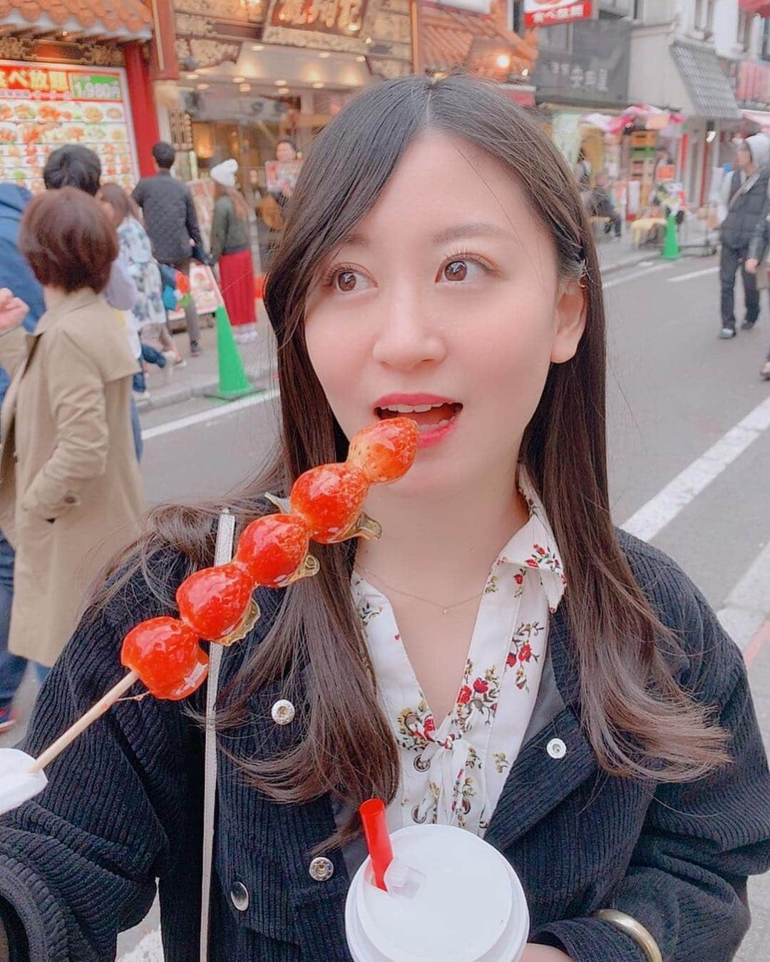 上西恵さんのインスタグラム写真 - (上西恵Instagram)「いちご飴〜🍓 中華街っぽくはないけど🐼笑 ⠀ お腹いっぱいだったので2人で分けっこ！ photo by @jonishi_rei ⠀ #いちご飴 #中華街 #横浜」5月2日 21時16分 - jonishi_kei