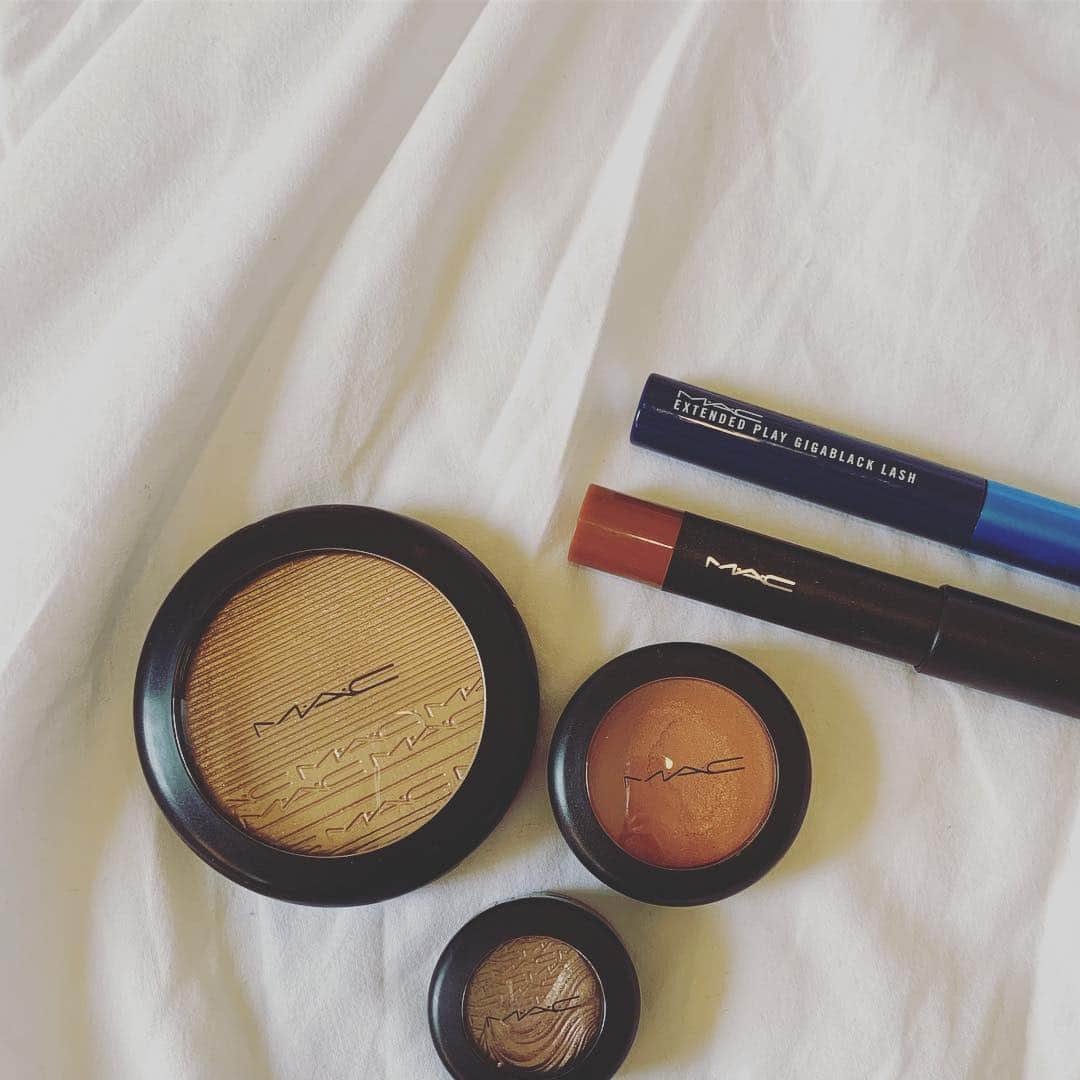 ungrid_minamiのインスタグラム：「. Ungrid aw make💄 私はこれを買いました❤︎どれもこのみだったけど んー。ハイライトが一番お気にいりです🤟🏾 . @ungrid_official #Ungrid#アミュプラザ博多 #mac#ゴールデンウィークみなさまたくさんのご来店ありがとうございます#💓」