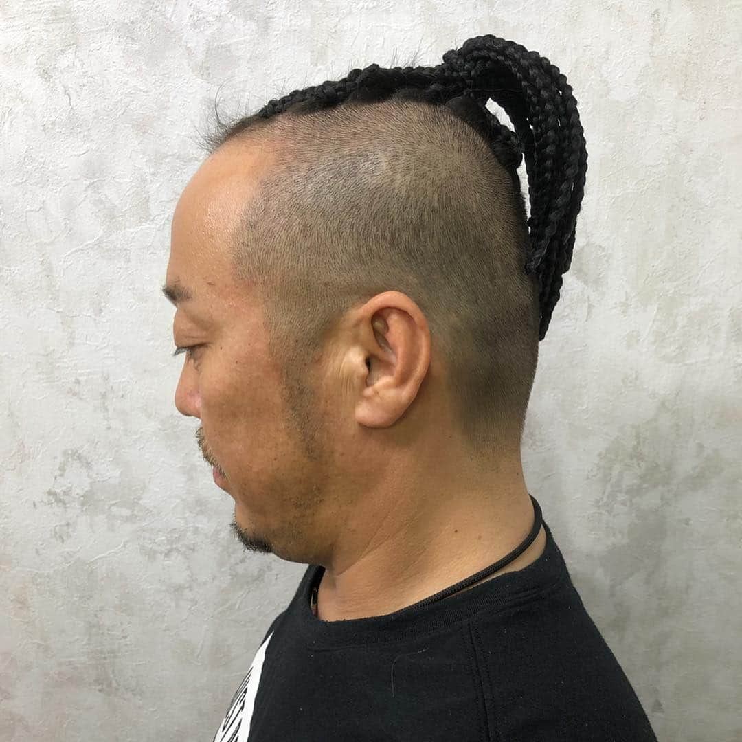 salon PRATiNO(サロンプラチノ)さんのインスタグラム写真 - (salon PRATiNO(サロンプラチノ)Instagram)「. 🔥🔥🔥🔥🔥🔥🔥🔥 刈り上げブレイズヘアー 🔥🔥🔥🔥🔥🔥🔥🔥 黒髪ゴリゴリブレイズにヘアチェンジ‼️ 周りの刈り上げが更にいかつさを増してます⚡️ おろしても一つ結びしてもキマるブレイズヘア おススメです⭐️ . . 【CLAVIS PRATINO】 ◇月曜日～土曜日 11:00～20:00 ◇日曜日 11:00～18:00 ※時間外はお問い合わせください。 愛知県名古屋市中区錦3-4-19石垣ビル７Ｆ ☎︎052-962-7017 . . #hairstyle #hair #cornrow #clavispratino #pratino #hairsalon #FIBREPLEX #nagoya #haircolor #love #特殊ヘア #ブラックヘア  #コーンロウ #ブレイズ  #派手髪 #ヘアカラー  #外国人風カラー#バレイヤージュ #グラデーション  #美容室 #ヘアサロン #クラビスプラチノ #名古屋 #栄 #錦」5月2日 21時18分 - clavis_pratino