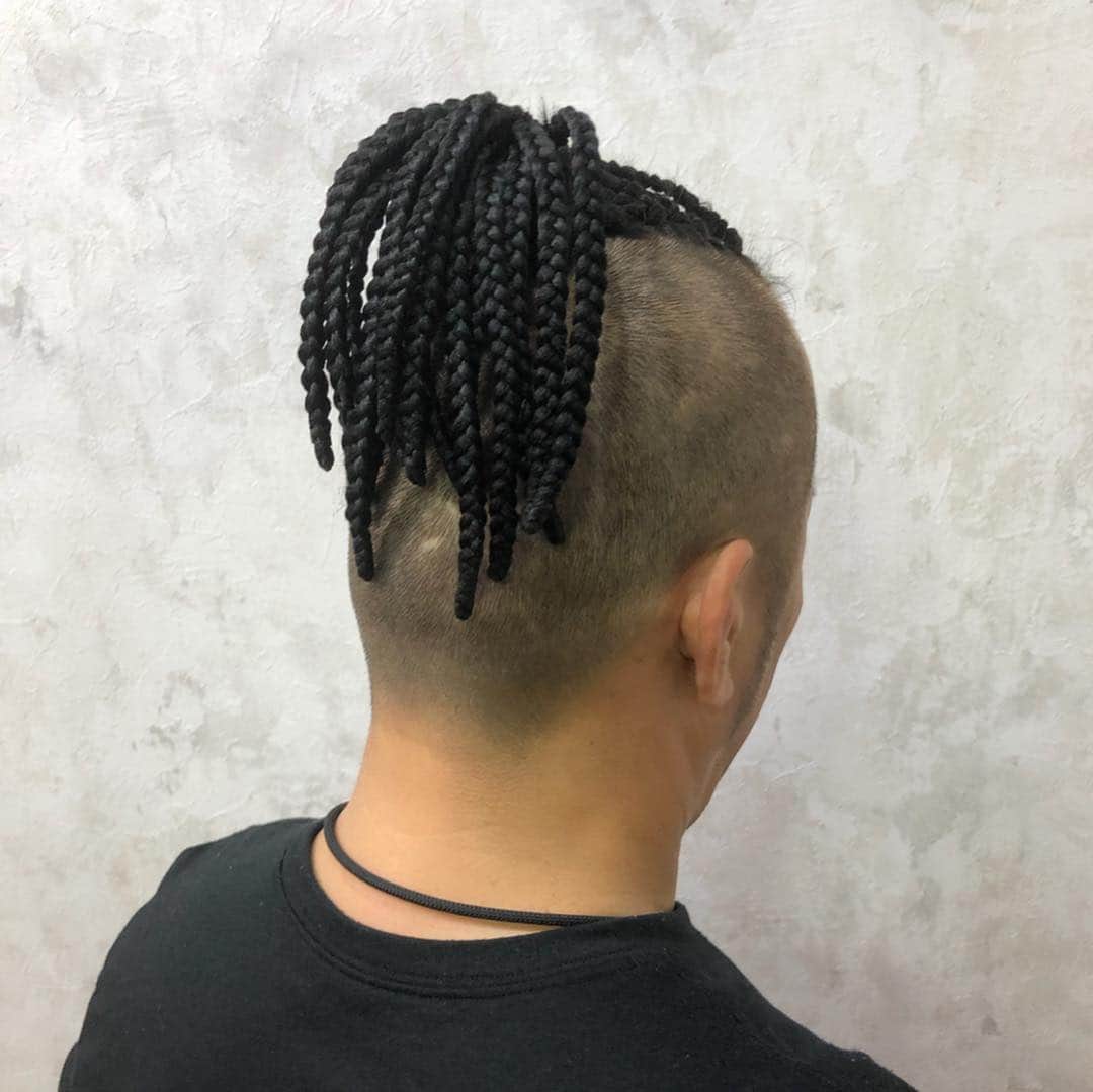 salon PRATiNO(サロンプラチノ)のインスタグラム：「. 🔥🔥🔥🔥🔥🔥🔥🔥 刈り上げブレイズヘアー 🔥🔥🔥🔥🔥🔥🔥🔥 黒髪ゴリゴリブレイズにヘアチェンジ‼️ 周りの刈り上げが更にいかつさを増してます⚡️ おろしても一つ結びしてもキマるブレイズヘア おススメです⭐️ . . 【CLAVIS PRATINO】 ◇月曜日～土曜日 11:00～20:00 ◇日曜日 11:00～18:00 ※時間外はお問い合わせください。 愛知県名古屋市中区錦3-4-19石垣ビル７Ｆ ☎︎052-962-7017 . . #hairstyle #hair #cornrow #clavispratino #pratino #hairsalon #FIBREPLEX #nagoya #haircolor #love #特殊ヘア #ブラックヘア  #コーンロウ #ブレイズ  #派手髪 #ヘアカラー  #外国人風カラー#バレイヤージュ #グラデーション  #美容室 #ヘアサロン #クラビスプラチノ #名古屋 #栄 #錦」