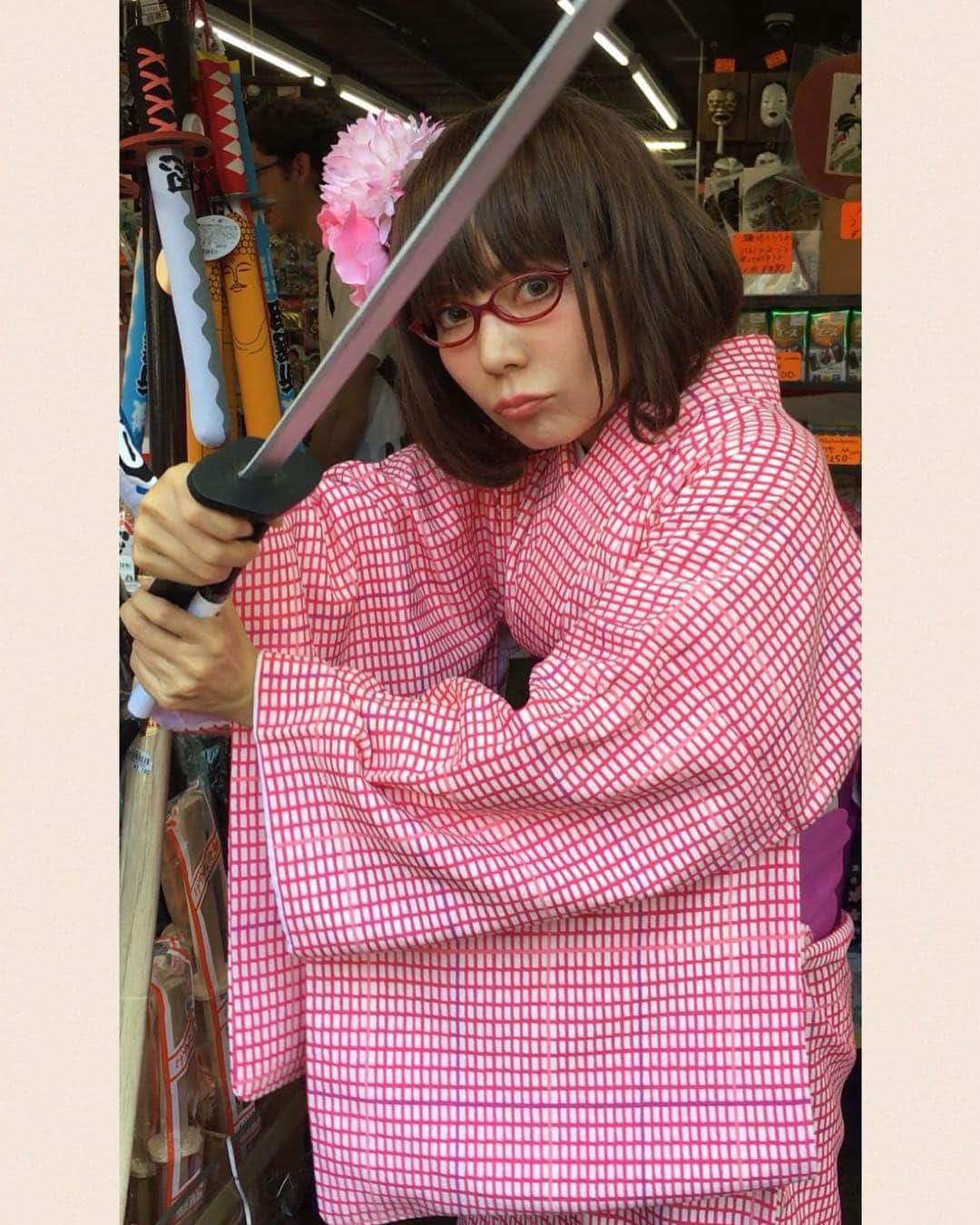 のインスタグラム：「明日はけんぽう記念日⁉️ . . . って、この写真と動画はちょうど一年前、京都旅行に行ったときのものですが、きべは外国人旅行者からもクレイジーレディと思われていたみたいです！🤣 . . . . #憲法 #剣法 #侍 #samurais #おこしやす京都 #kyotojapan #着物 #kimonostyle #crazylady」