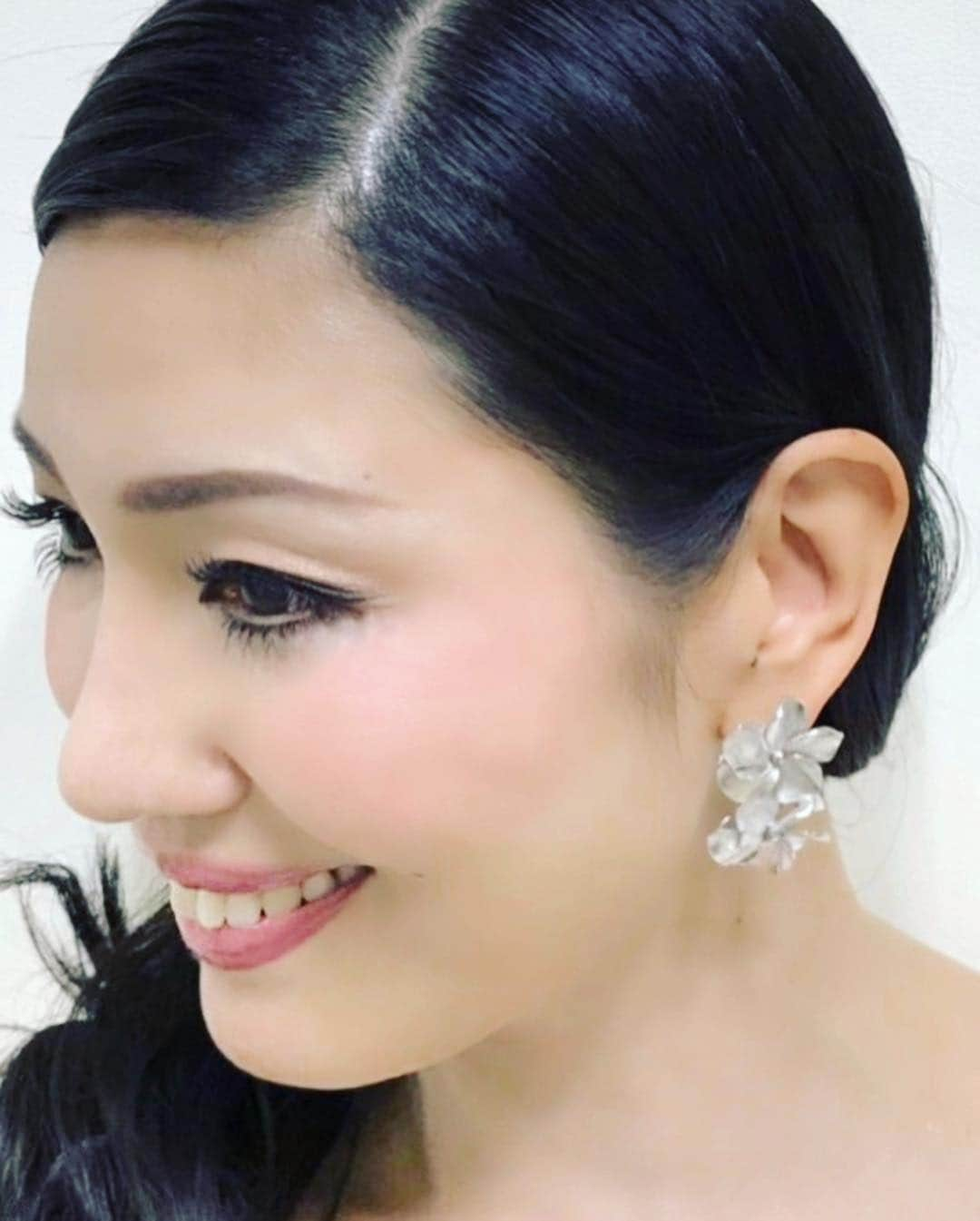 アンミカさんのインスタグラム写真 - (アンミカInstagram)「平成最後の衣装はピンクで、令和最初の衣装はスパンコールのモノトーンで✨ 色の通り、笑顔多いピンクな気分だった平成の年💓 令和は、モノトーンの持つ、両極きわめる気を引き締める年になるのでしょうか😉✨ 楽しみです♫ 。 #モノトーンは昭和と平成と令和の時代をNHKにて堪能した番組にて #ピンクは妻が怒っていることを仲裁し良い夫婦に導く番組にて ピンクワンピ #escada 靴  #revk  ジュエリー  #grosse モノトーンワンピ  #tadashishoji  #靴とジュエリーは上に同じ #衣装で見る平成から令和 @escadaofficial @tadashishoji_japan @grossejapan」5月2日 21時21分 - ahnmikaofficial