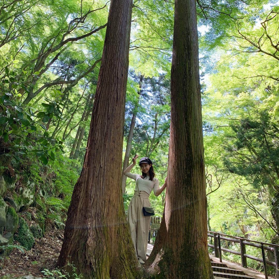 中西悠綺さんのインスタグラム写真 - (中西悠綺Instagram)「養老の滝に向かう上り坂、運動になりました🚶‍♀️💭 滝の前で撮った写真みてびっくり！虹がかかってる🌈はっぴー💕  #gw #養老の滝」5月2日 21時23分 - nakanishi_yuuki