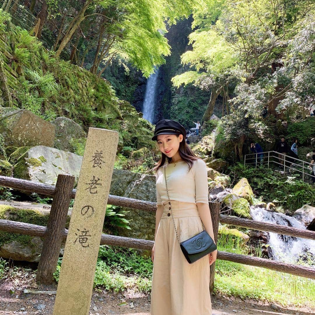 中西悠綺さんのインスタグラム写真 - (中西悠綺Instagram)「養老の滝に向かう上り坂、運動になりました🚶‍♀️💭 滝の前で撮った写真みてびっくり！虹がかかってる🌈はっぴー💕  #gw #養老の滝」5月2日 21時23分 - nakanishi_yuuki