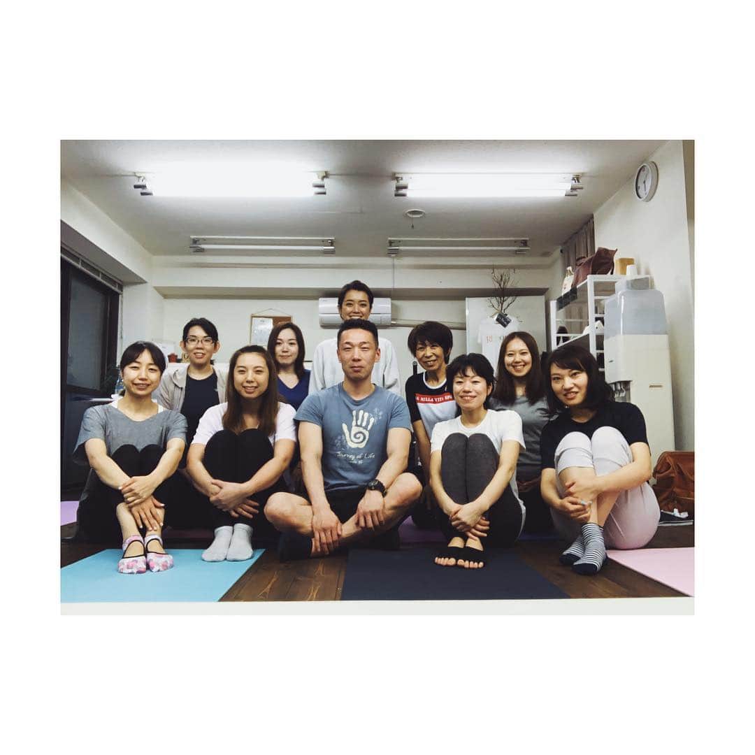 のインスタグラム：「🌸 ・ 第1期 仙台マットピラティスインストラクター養成コース、日程が終了しました🕊 ・ 色々なバックグラウンドの8人の生徒さんが揃い、まさに「切磋琢磨」の4日間でした。 ・ 一番の印象は、みんなが「楽しそう」だったこと。 ・ 疲れていても、ピラティスをするとなぜか朝起きるときに身体が軽い、階段上り下りが楽、というその感覚を実感された方が多かったみたいです。 ・ ・ わたし自身その感想を聞いて、「ピラティスにはまったときはそんな気持ちだったなー」と忘れてしまいがちな初心を思い出しました😌 ・ 1人ではなく、8人全員が試験に受かり、それぞれ宮城県でピラティスを広めていけるように✨✨ ・ 2ヶ月後の試験まで頑張れー🎌 ・ 武内先生ありがとうございました🙇‍♀️ ・ ・ ___________________________ ・ #reborn_sendai #仙台マットピラティス資格コース #同期」