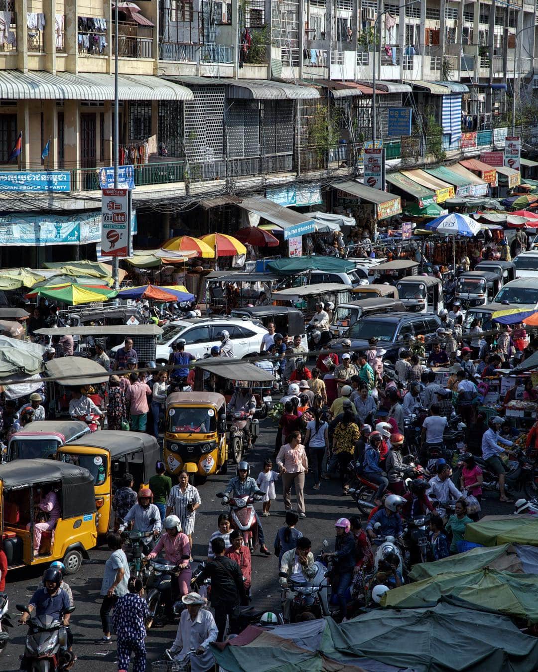 Shunsuke Miyatakeのインスタグラム：「Hustle and Bustle, Phnom Penh, Cambodia.」