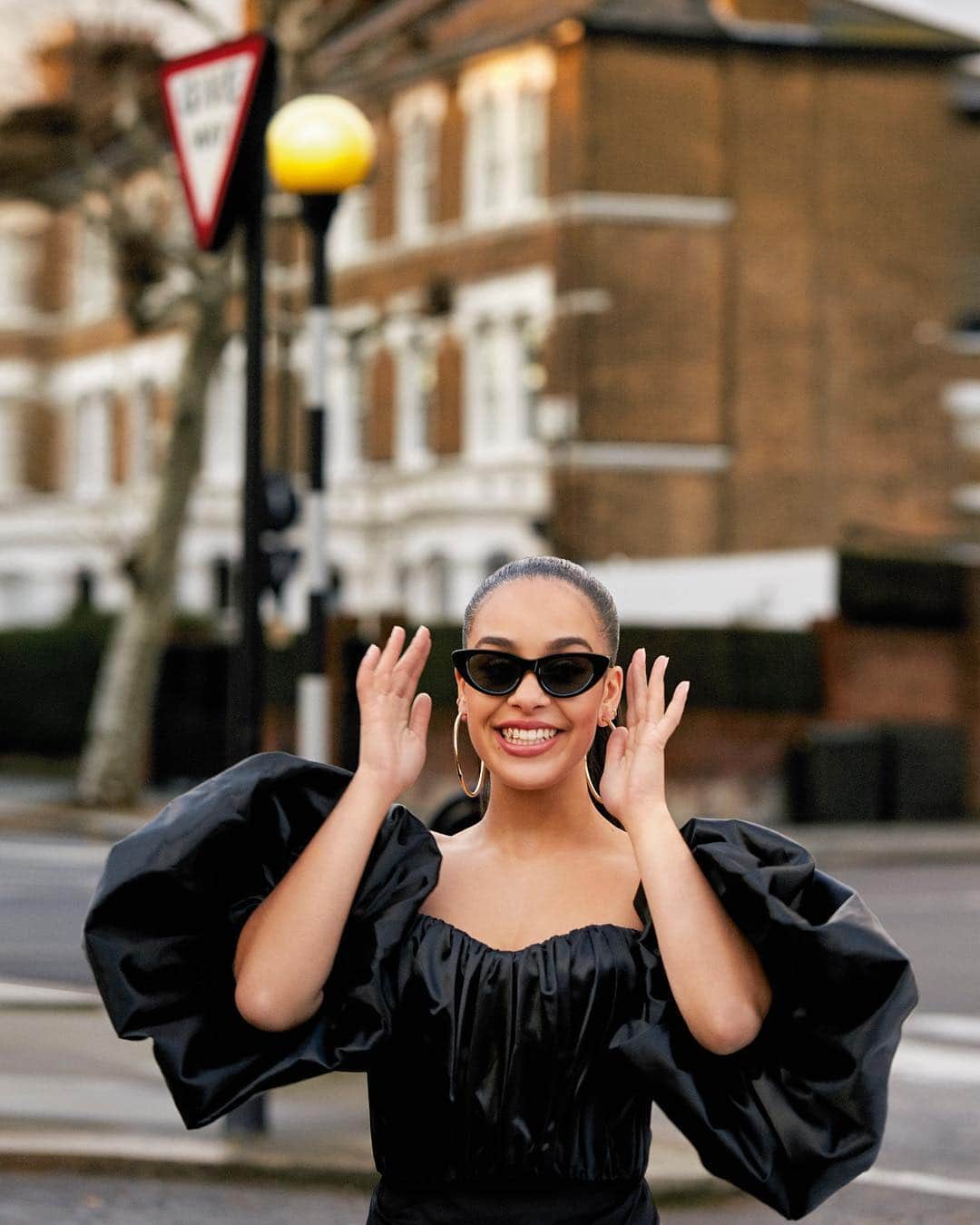 ELLE UKさんのインスタグラム写真 - (ELLE UKInstagram)「What does being beautiful mean to @jorjasmith_  in 2019? ‘It’s being comfortable in your own skin, and knowing your imperfections make you perfect.’ In our June issue @adwoaaboah talks to @jorjasmith_ about the soundtrack to her life. Out now.」5月2日 21時28分 - elleuk