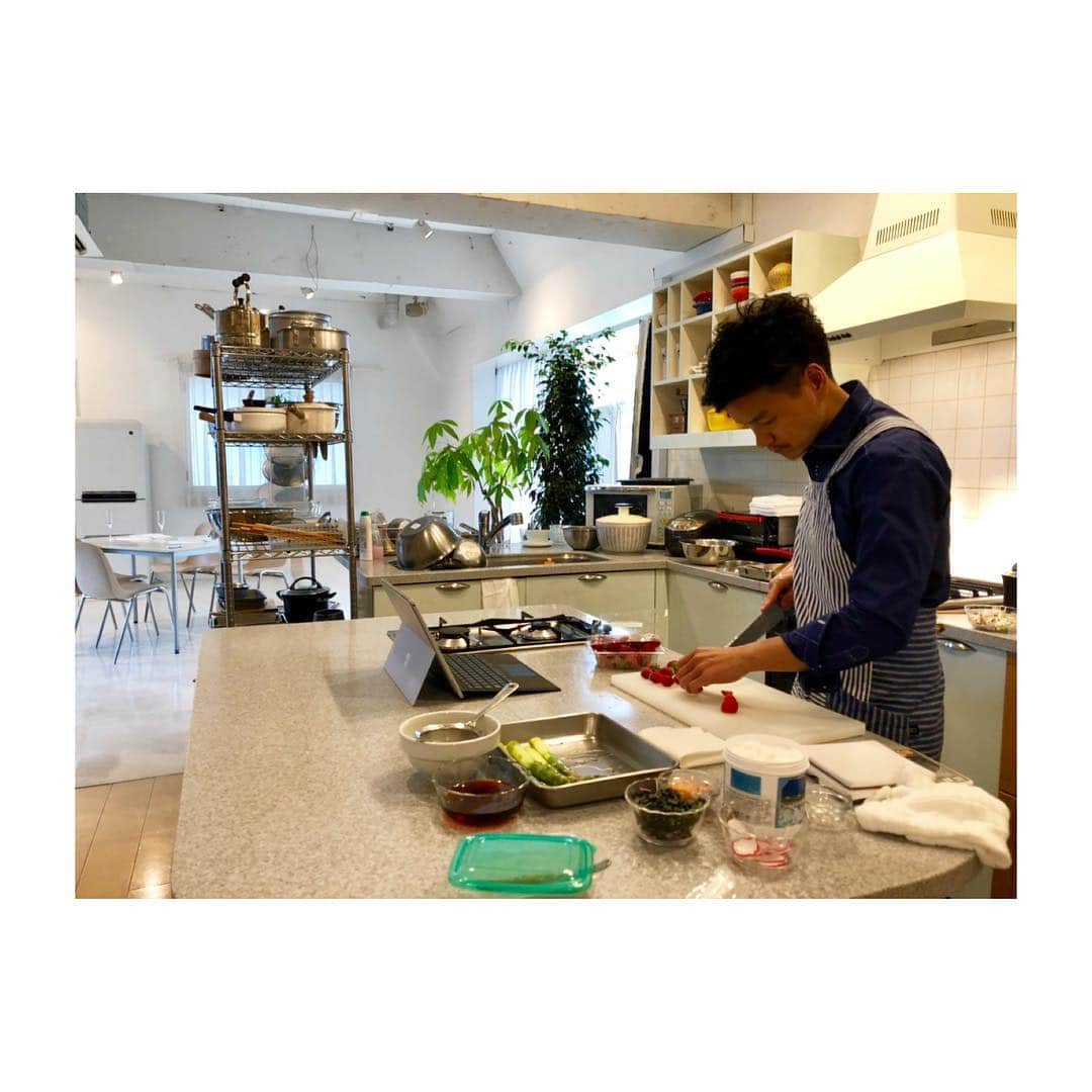 加藤超也さんのインスタグラム写真 - (加藤超也Instagram)「先日、都内のキッチンスタジオにて﻿ 取材と撮影でした。﻿ 食材の買い出ししながら、 日本のスーパーって本当に恵まれてるなと幸せに思いました。﻿ また情報発信できる際にお知らせいたします！﻿ ﻿ #レシピ﻿ #撮影﻿ #ファットアダプト﻿ #食事法﻿」5月2日 21時30分 - cuore_kato