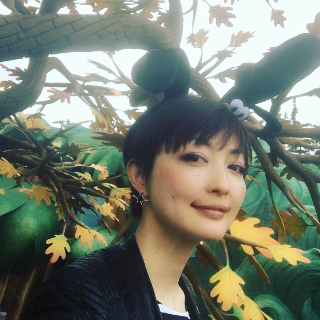 野本かりあのインスタグラム：「さてさて。 ゴールデンウィークらしい事。 大好きなファミリーとディズニーランド🐭 沢山の人ひと人でした👥」