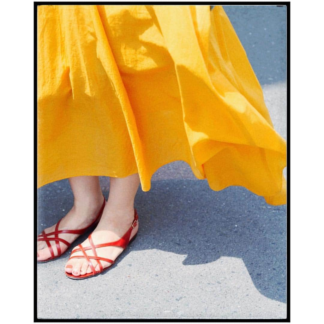 IÉNA LA BOUCLEさんのインスタグラム写真 - (IÉNA LA BOUCLEInstagram)「ーIÉNA LA BOUCLEで夏を着るー﻿ ﻿﻿﻿ ﻿﻿﻿recommend shoes﻿ ﻿ ﻿【MICHEL VIVIEN】﻿ ﻿﻿ 1999年にパリで設立したブランド。﻿ 徹底的にシルエットに拘った靴は﻿ フェミニンなスタイルが特徴。﻿ ﻿ ﻿ スカートの裾から、﻿ サンダルを覗かせて…﻿ フラットサンダルは ﻿ 夏の必須アイテム♥!﻿ ﻿ ﻿﻿﻿﻿﻿ *NEWoMan新宿店、BAYCREW'S STOREのみのお取り扱いとなります✨﻿﻿﻿ ﻿﻿﻿ ﻿﻿﻿﻿﻿ 是非ショップにてご覧下さいませ♥﻿ ﻿﻿﻿﻿ --------------------------------﻿﻿﻿﻿﻿﻿﻿﻿﻿﻿﻿﻿﻿ ﻿﻿﻿﻿﻿ shoes【MICHEL VIVIEN】﻿ ¥54,000+ tax﻿ no.19093910004010﻿ ﻿ ﻿﻿﻿﻿﻿﻿﻿﻿﻿﻿﻿﻿﻿﻿﻿ #iena_la_boucle﻿﻿﻿﻿﻿﻿﻿﻿﻿﻿﻿﻿﻿﻿﻿ #laboucle #iena﻿﻿﻿﻿﻿﻿﻿﻿﻿﻿﻿﻿﻿﻿﻿ #boucle_19ss﻿﻿﻿﻿﻿﻿﻿﻿﻿﻿﻿﻿﻿﻿﻿ #michelvivien」5月2日 21時32分 - iena.la.boucle.store