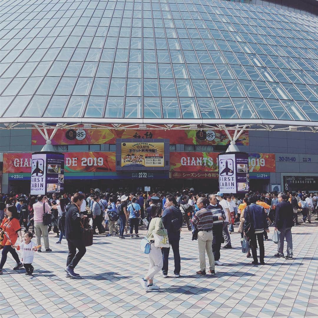 渡辺大さんのインスタグラム写真 - (渡辺大Instagram)「今年初めての東京ドーム観戦。リードされつつも今シーズンは打の巨人、あっという間にひっくり返し、突き放し…令和初の日本一は巨人じゃあ！  #東京ドーム #ジャイアンツ #ホームラン量産」5月2日 21時34分 - dai_watanabe0801