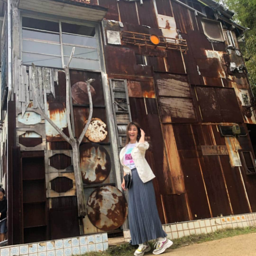 新山千春さんのインスタグラム写真 - (新山千春Instagram)「art house PROJECT！！ 1枚目は #大竹伸朗  さんが まるごと作品化された 建物で、 もともとはまさかの 歯医者 ( ˙💋˙ )！ #直島 #arthouse」5月2日 21時37分 - chiharuuu_0114