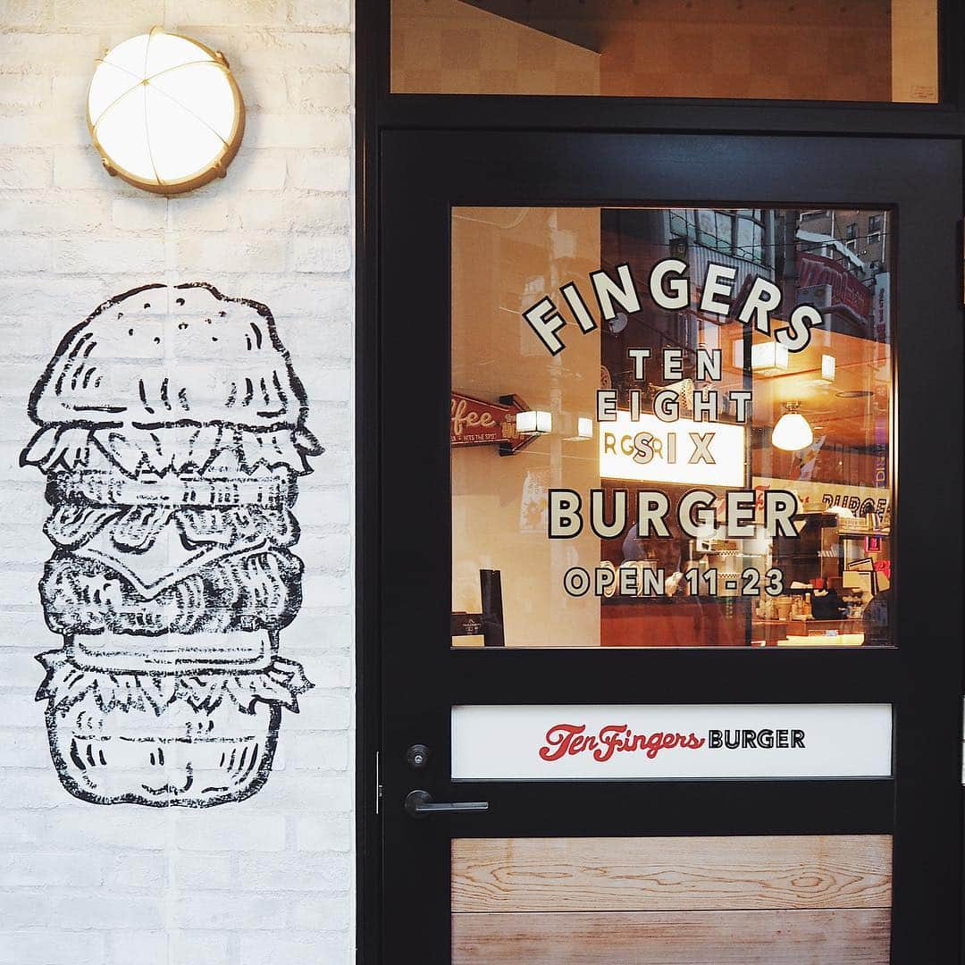 C A F E L O V E Rさんのインスタグラム写真 - (C A F E L O V E RInstagram)「TEN FINGERS BURGER//三軒茶屋 ㅤ 🍔 @micco_29 🥤 @rino416 ㅤㅤㅤㅤㅤ cafe ☕️ #tenfingersburger #テンフィンガーズバーガー place📍#sangenjaya #三軒茶屋 ㅤ 撮影する際は他のお客様、カフェにご迷惑がかからないようご配慮をお願いします。 素敵なcafe timeを♡」5月2日 21時46分 - _cafelover_