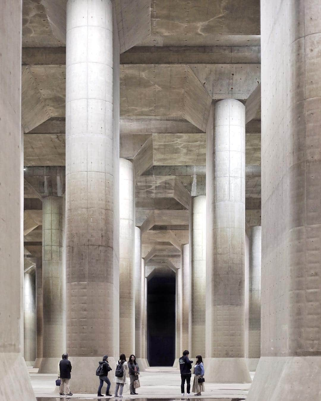 川内悠子のインスタグラム：「* 首都圏外郭放水路 Metropolitan Area Outer Underground Discharge Channel  #architecture #archilovers #archdaily #archhunter #buildingstyles_gf #buildinglover #underground #undergroundparthenon #undergroundtemple #首都圏外郭放水路 #地下神殿 #龍Q館 #建築探偵」