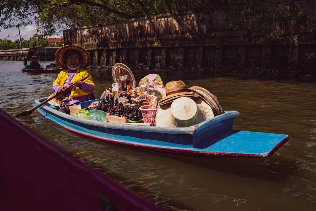 エド・シーランさんのインスタグラム写真 - (エド・シーランInstagram)「Boating and temples and beer in Bangkok 📸 @zakarywalters」5月2日 21時40分 - teddysphotos