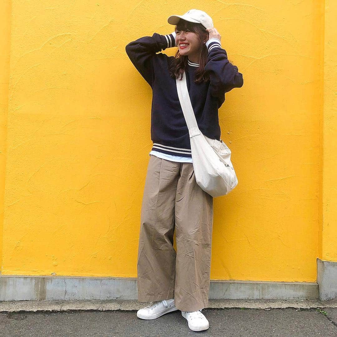 かほこ。さんのインスタグラム写真 - (かほこ。Instagram)「ㅤㅤㅤㅤㅤㅤㅤㅤㅤㅤㅤㅤㅤ ㅤㅤㅤㅤㅤㅤㅤㅤㅤㅤㅤㅤㅤ tops : #journalstandardrelume inner : #champion pants : #journalstandard cap : #freaksstore bag : #1LDK sneakers : #無印良品 ㅤㅤㅤㅤㅤㅤㅤㅤㅤㅤㅤㅤㅤ 昨日のはるちゃんとのごはんの時の！久々にがっつりメンズライクだった〜〜！でもあえて髪はおろしてゆるく巻いて女らしさもプラス（湿気ですぐ取れたけど） ㅤㅤㅤㅤㅤㅤㅤㅤㅤㅤㅤㅤㅤ スウェットはネイビーです。リブのところがラインになってて可愛いのですこれはメンズのやつ！白Tもメンズ！ワイドパンツはレディース。 ㅤㅤㅤㅤㅤㅤㅤㅤㅤㅤㅤㅤㅤ 髪色がお気に入りすぎてる❤︎高梨さんさすがです👏🏻👏🏻 ㅤㅤㅤㅤㅤㅤㅤㅤㅤㅤㅤㅤㅤ 顔ひどいけど楽しさ溢れてるから載せちゃお ㅤㅤㅤㅤㅤㅤㅤㅤㅤㅤㅤㅤㅤ #kaho_fashion」5月2日 21時42分 - xxokohakxx