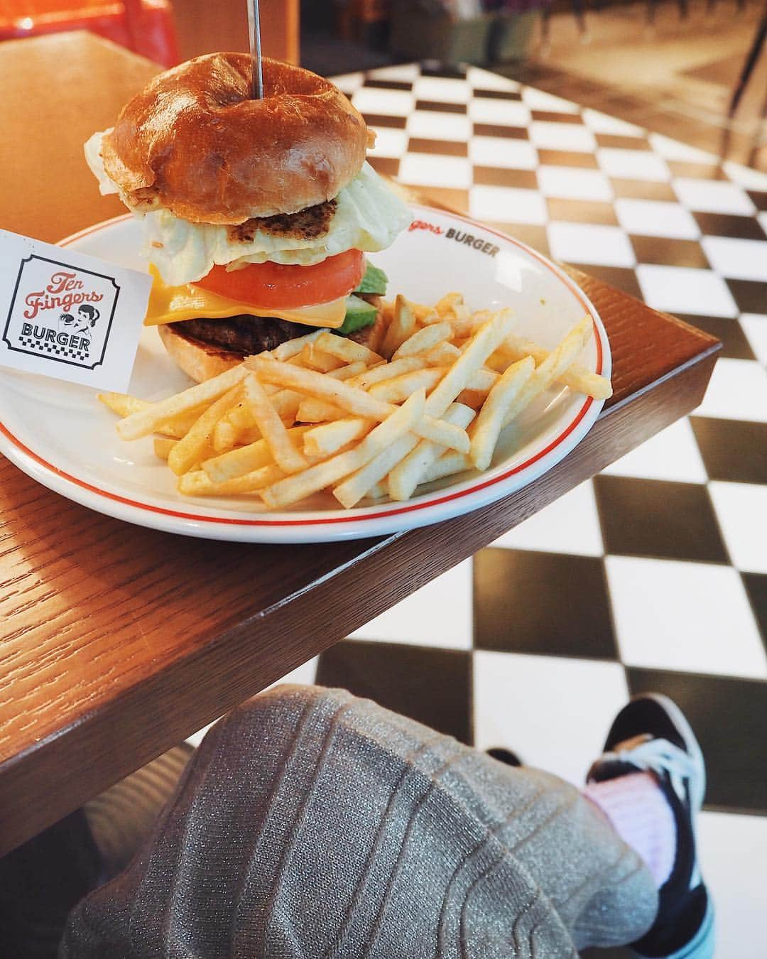 C A F E L O V E Rさんのインスタグラム写真 - (C A F E L O V E RInstagram)「TEN FINGERS BURGER//三軒茶屋 ㅤ 10本の指を使わないと食べられない10フィンガーズバーガー 一回り小さい8フィンガーズバーガー 小ぶりの6フィンガーズバーガー 3種類のサイズから選べる ㅤㅤㅤㅤㅤ cafe ☕️ #tenfingersburger #テンフィンガーズバーガー place📍#sangenjaya #三軒茶屋 ㅤ 撮影する際は他のお客様、カフェにご迷惑がかからないようご配慮をお願いします。 素敵なcafe timeを♡」5月2日 21時45分 - _cafelover_