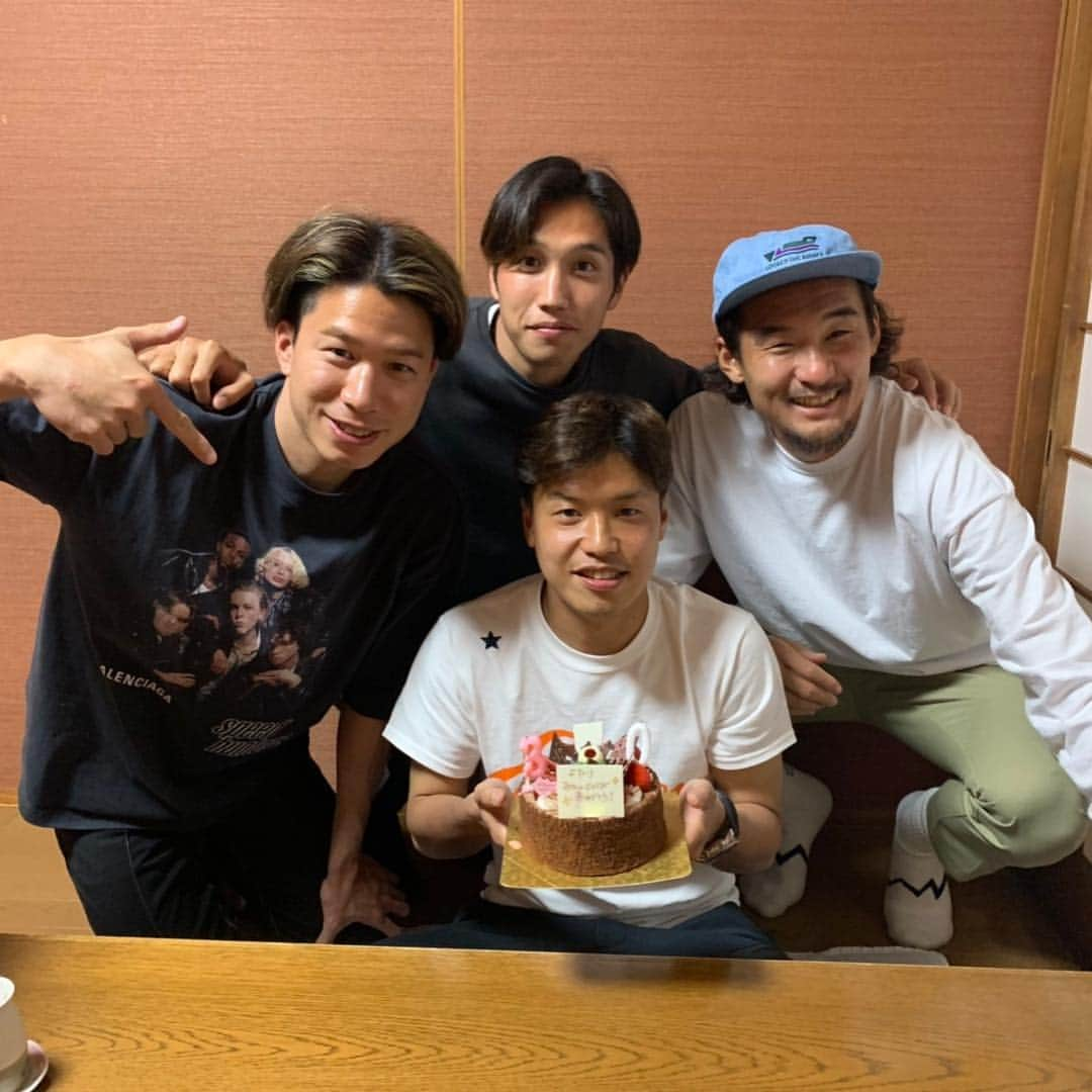 呉屋大翔さんのインスタグラム写真 - (呉屋大翔Instagram)「洋平くん三十路おめでとう🍰 #30には見えん #加入して2週間で半分タメ語 #家歩いて10秒で着く #食べすぎたら白湯飲めってうるさい #でもいいやつ、あ、いい先輩 #これからもおねしゃす」5月2日 21時55分 - goyahiroto