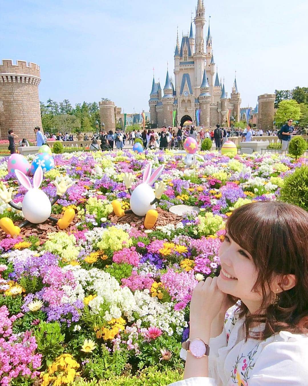 浅井麻里さんのインスタグラム写真 - (浅井麻里Instagram)「🌷🌷﻿ ﻿ イースターシーズンのディズニーは、﻿ カラフルなお花たくさんで華やか💐﻿ ﻿ シンデレラ城前のこの場所は﻿ パステルカラーのお花の色合い綺麗で大好き❤😍﻿ ﻿ ﻿ この日は、@monogriis_jp さんから届いた﻿ おニューの腕時計を初めてつけた💕﻿ (2枚目に時計のアップあるよ⏩)﻿ ﻿ マザーオブパールが使われてて、﻿ ガーベラをイメージした幾何学模様の文字盤が﻿ 光によってキラキラ輝いて綺麗✨﻿ やっぱりついついピンクを選んだけど（笑）﻿ ホワイトやブルーも素敵だった💓😘﻿ ﻿ Katie Line/ケイティーライン 36mm﻿ ローズゴールド ピンクパール ブラウンレザーベルト﻿ ﻿ ﻿ #monogriis#モノグリース#ディズニーイースター#ディズニーランド#ディズニーイースター2019#チェジュ島行きたい#腕時計#手元くら部#disneyland#disneyeaster#tokyodisneyresort」5月2日 21時56分 - mari_asai_625