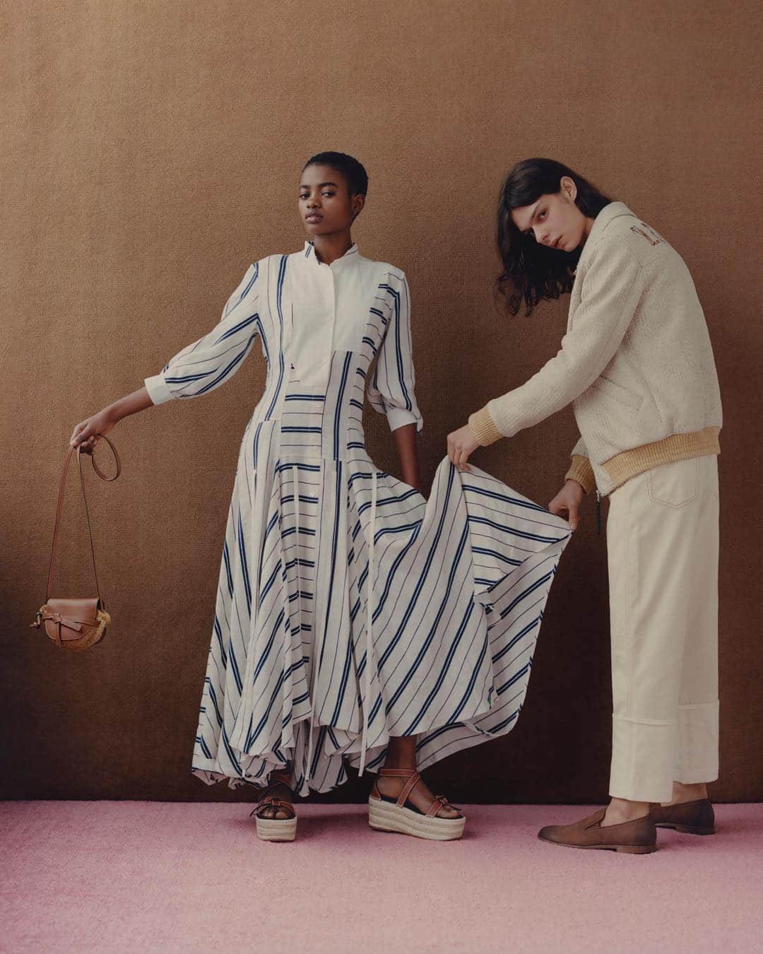 barneysnyofficialさんのインスタグラム写真 - (barneysnyofficialInstagram)「@loewe’s SS19 collection articulates why the storied Spanish house is at the vanguard of a modern, more thoughtful luxury landscape. Head to our IG stories to shop the full lookbook. Photographed by: @samuelbradley」5月2日 21時50分 - barneysny