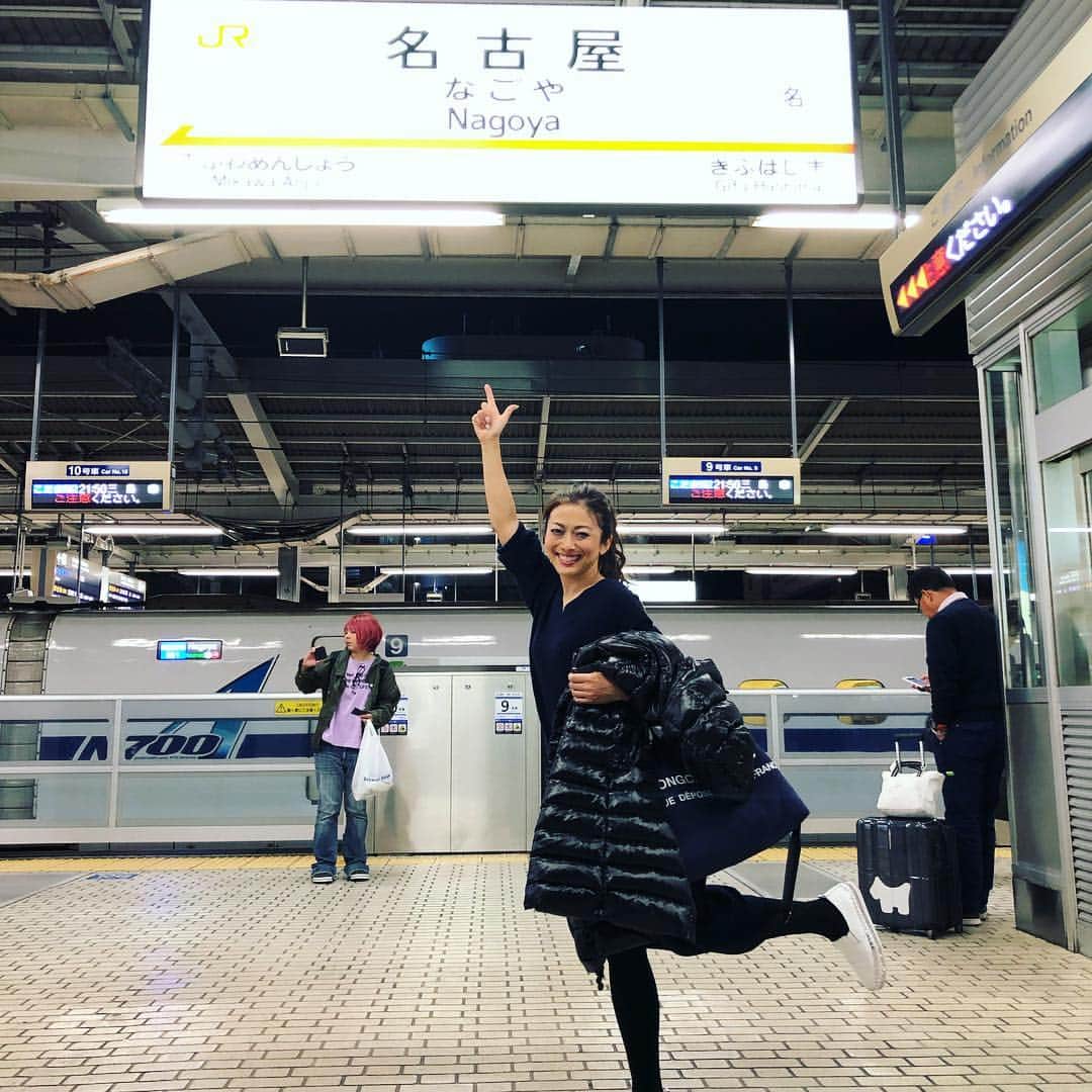 Liaさんのインスタグラム写真 - (LiaInstagram)「新幹線で東京へ帰ります🚅！ありがとう、名古屋。次回来るときは名古屋の美味しいもの食べたい…😆 またね💕 名古屋以外からお越し頂いた皆さんもお気をつけてお帰りください😉#新幹線の中 #名古屋公演 #ライブ後 #revives #名古屋駅ホーム」5月2日 22時04分 - lia_vocalist