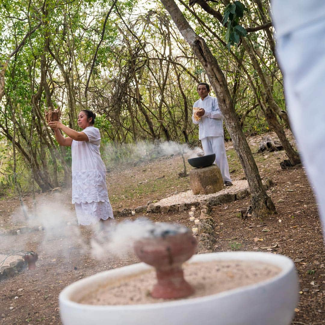 ルフトハンザさんのインスタグラム写真 - (ルフトハンザInstagram)「In Yucatán we were allowed to witness a Mayan healing ritual. The four elements are the most important component in the inner centring of the soul – the blessed water comes from the Maya Sacred Cenotes. It cleans and refreshes the energy of body and mind. #Lufthansa #Yucatán #EnrichingLife」5月2日 22時05分 - lufthansa