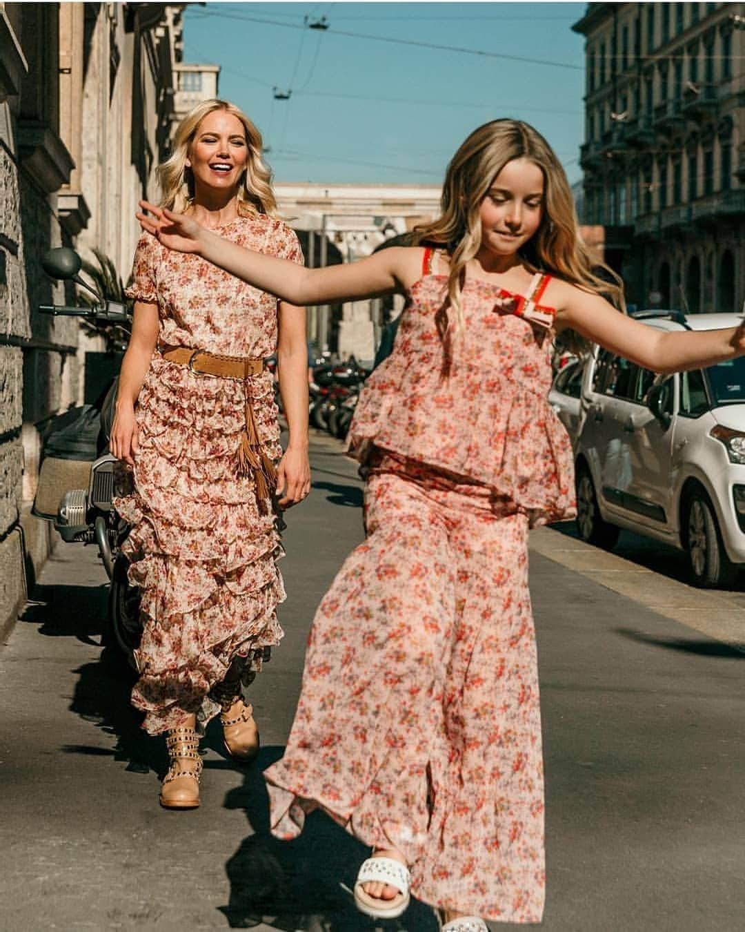 ツインセットさんのインスタグラム写真 - (ツインセットInstagram)「More flowers 👉🏻 more fun🌺 @valeriamazzaok loves to match with her beautiful daughter ❤️ #twinsetlover #twinsetgirl #minime」5月2日 22時03分 - twinsetofficial