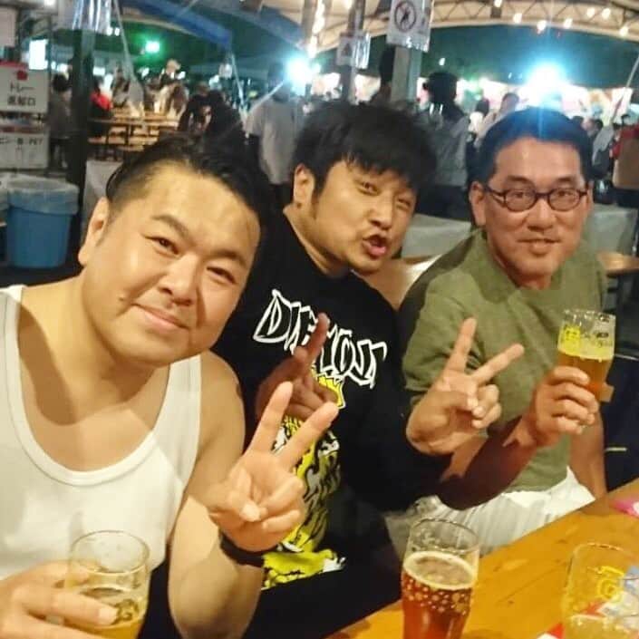 大地洋輔のインスタグラム：「餃子フェス@広島にて、地元大分県佐伯市の大先輩であり、広島カープの元監督の野村謙二郎さんにご挨拶出来ました！！ いやー、ありがたいです！！ 今後ともよろしくお願いします！ 🥟⚾️🥟⚾️🥟⚾️🥟⚾️ #DJダイノジ #広島カープ #野村謙二郎  #乾杯させてもらいました」