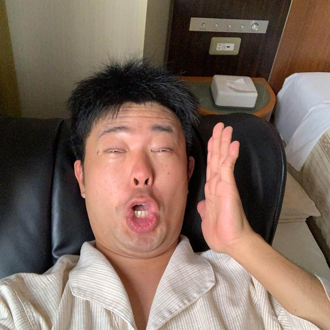 西川晃啓さんのインスタグラム写真 - (西川晃啓Instagram)「気絶マッサージチェアー  ホテルのマッサージチェアーが気持ちよすぎて気絶  #あるある探検隊#レギュラー#気絶#気絶の日々#ギャグ#ホテル#マッサージチェアー#絶妙#肩こり#解消#GRGホテル#那覇#風邪#ようやく#治りそう」5月2日 21時58分 - kizetu