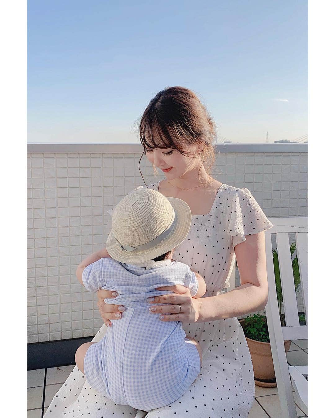 中田絵里奈さんのインスタグラム写真 - (中田絵里奈Instagram)「🎐♡🎐♡ . 今日は暑くてもう夏の格好👶🏻 . 質問いただいたドットのマキシは vanillerの新作です☺︎ . 前開きのボタン付きなので便利だし 涼しくてシワにならない素材で作りました🐚 . one-piece 5/7〜 @lerevevaniller . @vaniller_popup . (POPUPでは先行発売中です❤︎) . . #BBQコーデ #マキシワンピース #ドットワンピース #baby #2018baby #ベビー用品 #赤ちゃんのいる生活 #赤ちゃん #mama #ママ #男の子ママ #男の子ベビー」5月2日 22時01分 - erinanakata