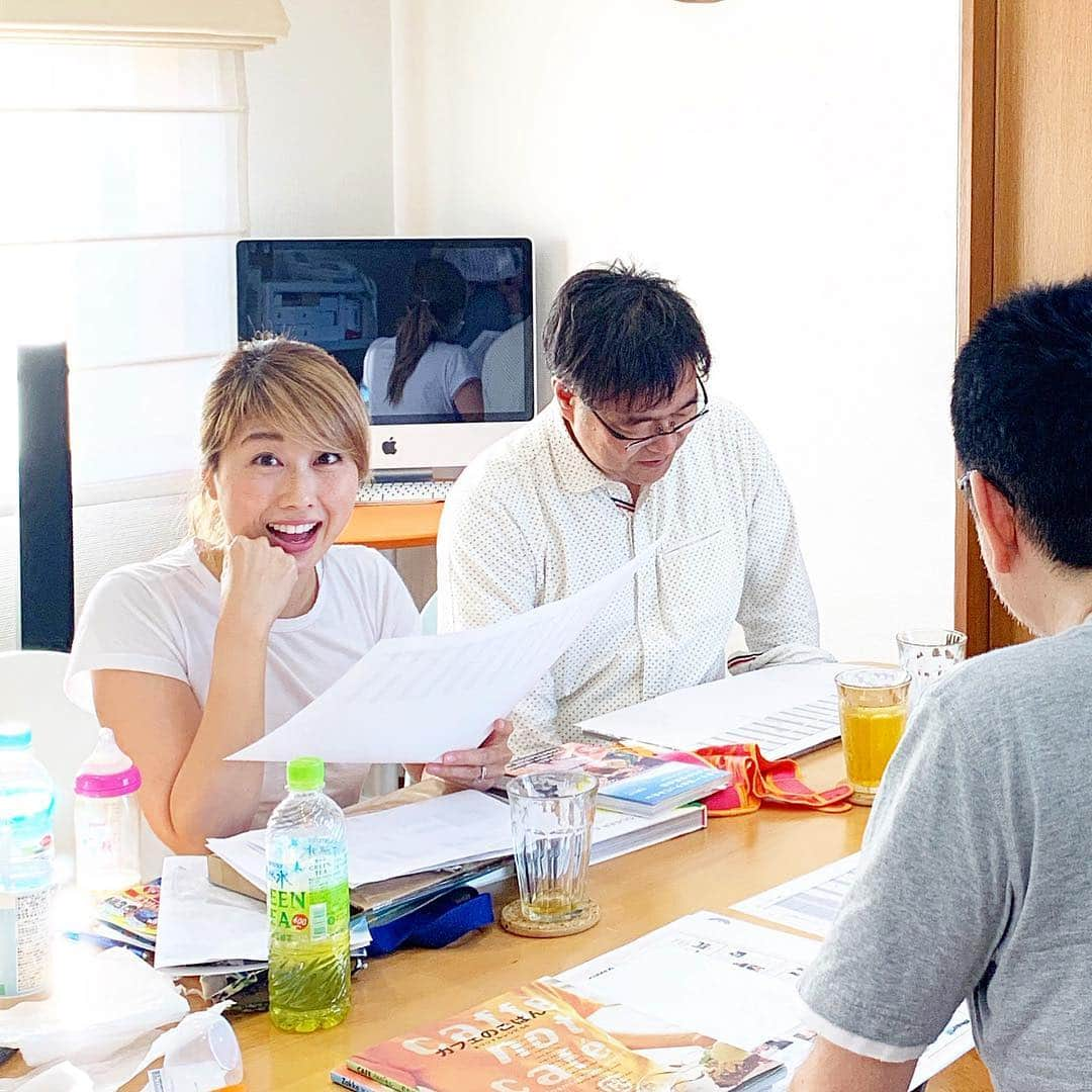 吉田ちかさんのインスタグラム写真 - (吉田ちかInstagram)「After spending the first 2 days back from Melbourne unpacking and organizing our small apartment in Tokyo, we’re back to work! Today we had a meeting to talk about a possible book series to document our nomad life! ﻿ ﻿ メルボルンから戻ってきて3日目！最初の2日間はアンパッキングと引っ越し直後の状態でフリーズしていた部屋の片付け(まだ終わってないけど 😅) で終わりましたが、今日は早速打ち合わせなどでお仕事復活！﻿ ﻿ 大森さんと書籍のミーティング📚をしました😉ノマドファミリーのプチ移住生活がシリーズになるかも！動画でシェアしていることも、動画では伝えきれないものも、各地での刺激やインスピレーションを全て記録しておきたいと思っています😊﻿ ﻿ #哺乳瓶 #もちろんプリンも参加 #スワイプ #色々と暴走するわたし #既に参ってる大森さん🤣 #またまた大変になりそう #よろしくお願いします mOm #秋リリースを目指して頑張ります」5月2日 22時06分 - bilingirl_chika