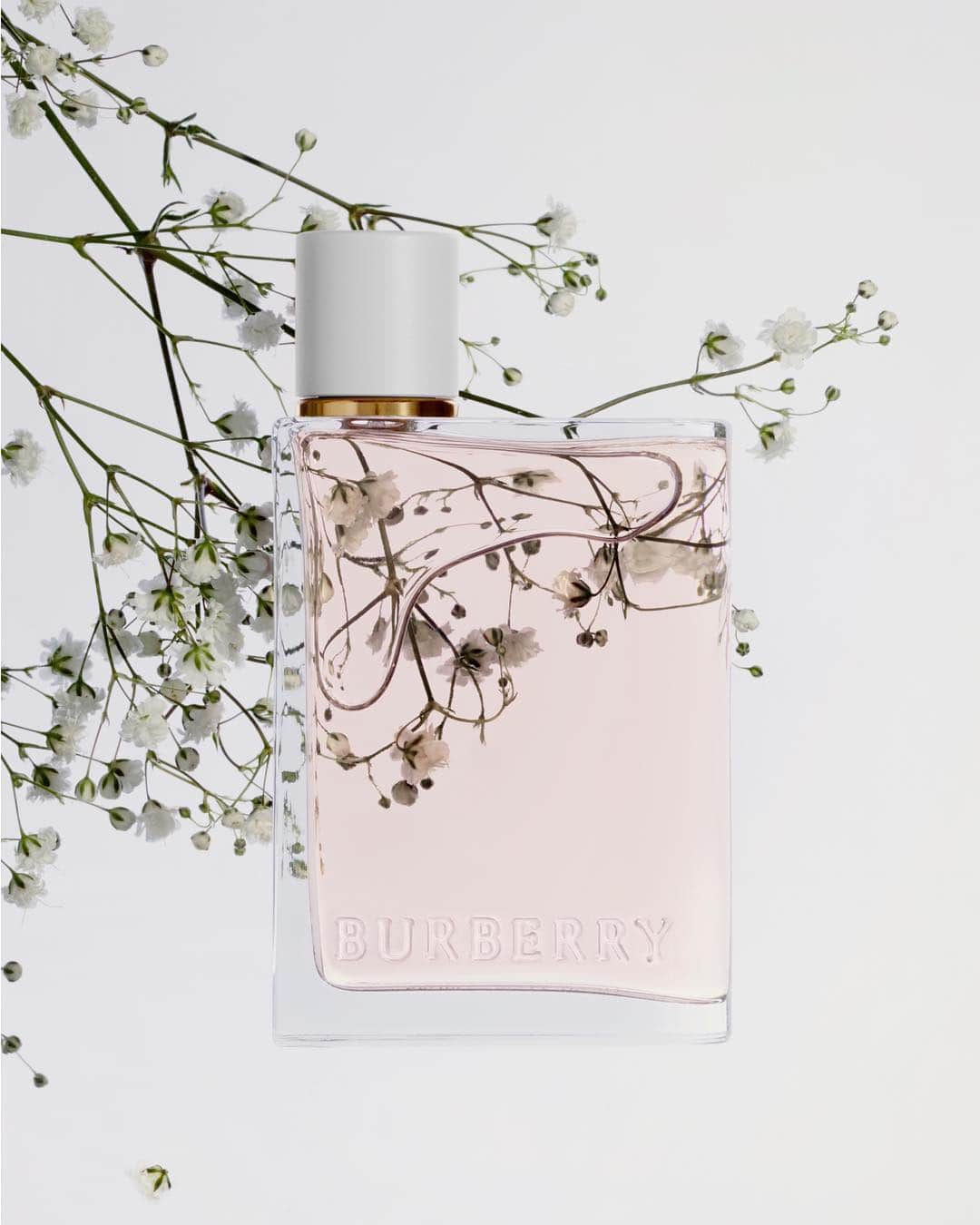 Burberryさんのインスタグラム写真 - (BurberryInstagram)「The Mother's Day Gift List . A curation of elegant #BurberryGifts featuring #BurberryHerBlossom. Our new fragrance that embodies the spirit of London in spring . #BurberryBeauty」5月2日 22時13分 - burberry