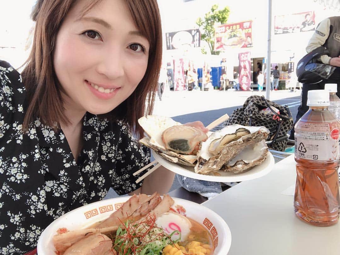 三宅智子さんのインスタグラム写真 - (三宅智子Instagram)「信越麺戦記で、ラーメンも美味しかったのですが、このホタテと牡蠣も最高に美味しかったです！  特にホタテ！！！ めちゃくちゃ大きくて、食べ応えもあって、最高でした！」5月2日 22時22分 - tomoko1121m