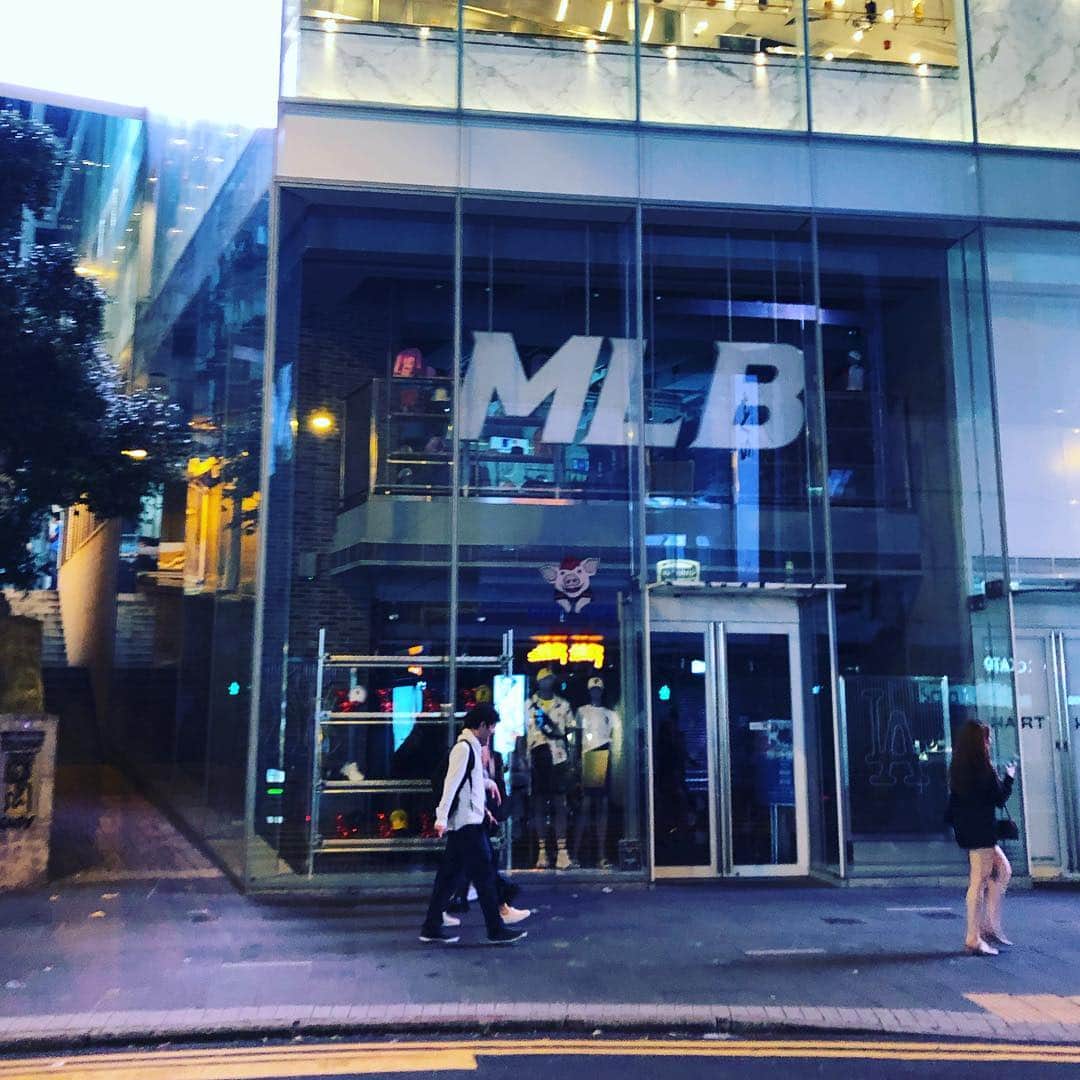 オカモト"MOBY"タクヤさんのインスタグラム写真 - (オカモト"MOBY"タクヤInstagram)「帰国してます。昨日〜今日の分は追って。取り急ぎ、香港に韓国発信の #MLB ブランド直営店が #中環 #CentralHK に出来てたのは割と衝撃でした。 #旺角 にもあるらしい。 #アガる香港 #日本香港観光年」5月2日 22時22分 - moby_scoobiedo