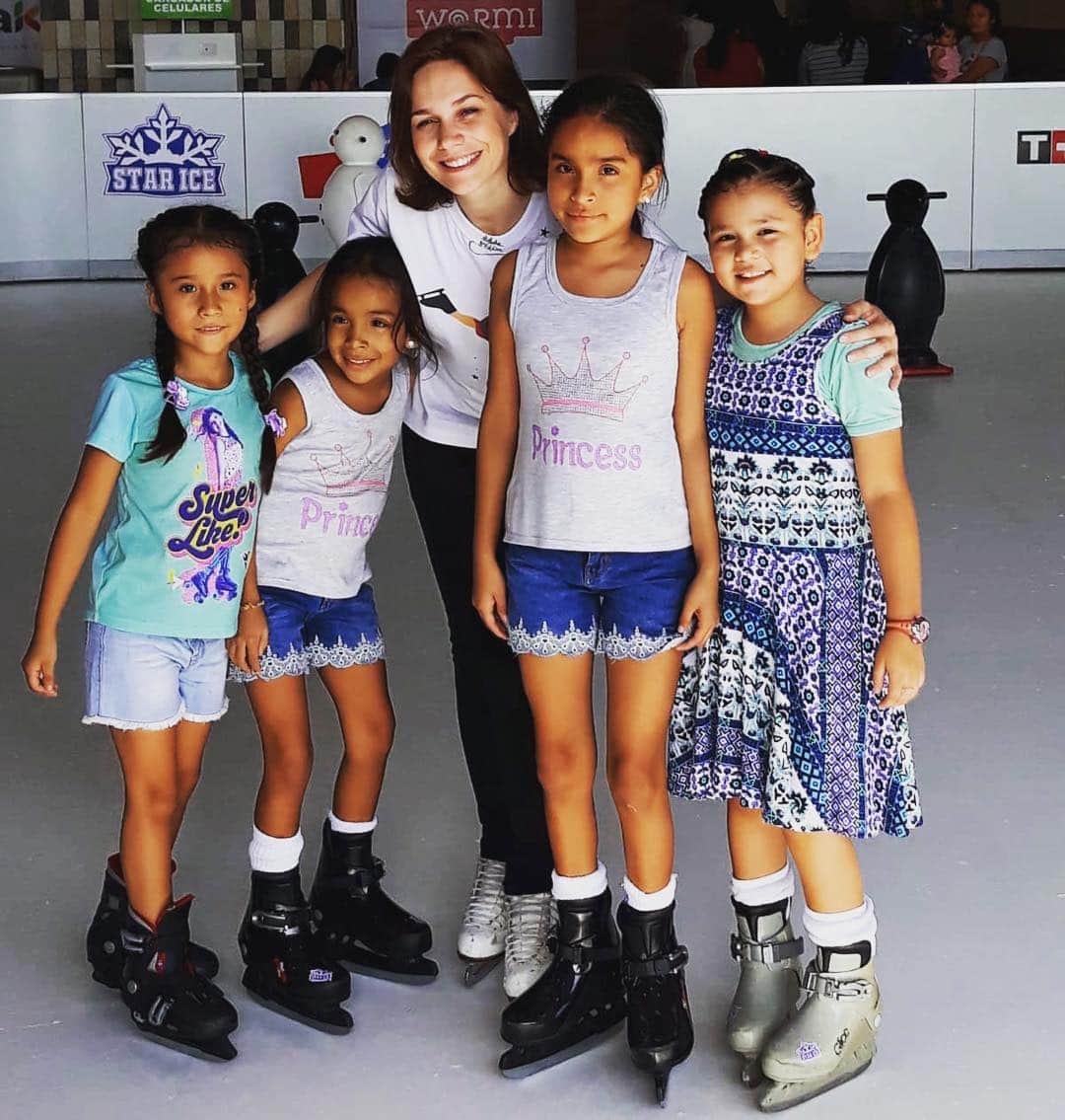 ナタリー・ペシャラさんのインスタグラム写真 - (ナタリー・ペシャラInstagram)「Sur une patinoire péruvienne avec ses charmantes « chicas » !! 🎀 🇵🇪 #peru #patinare #patinaje」5月2日 22時17分 - nathaliepechalat