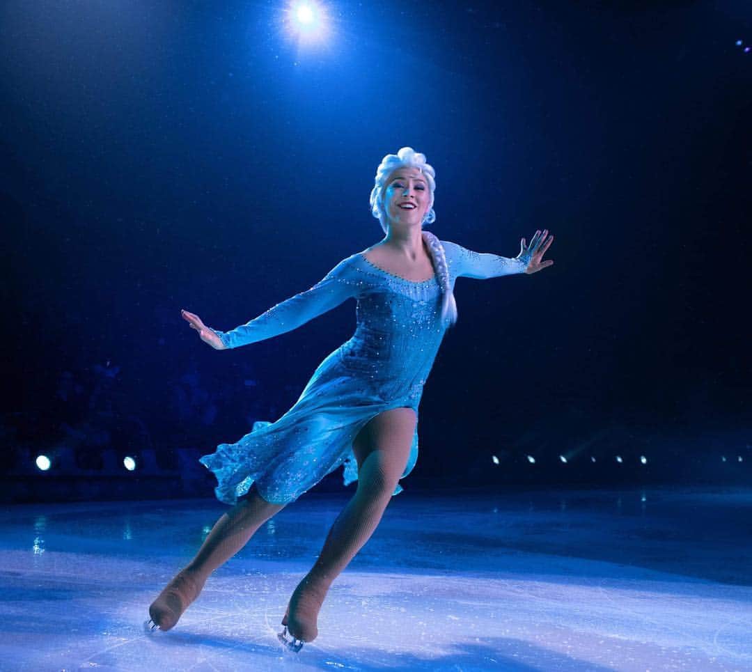 アレクシ・ギレスのインスタグラム：「Time to take this show back to Brazil⛸❄️🇧🇷 @disneyonice #disneyonice #elsa #dreambig #brazil」