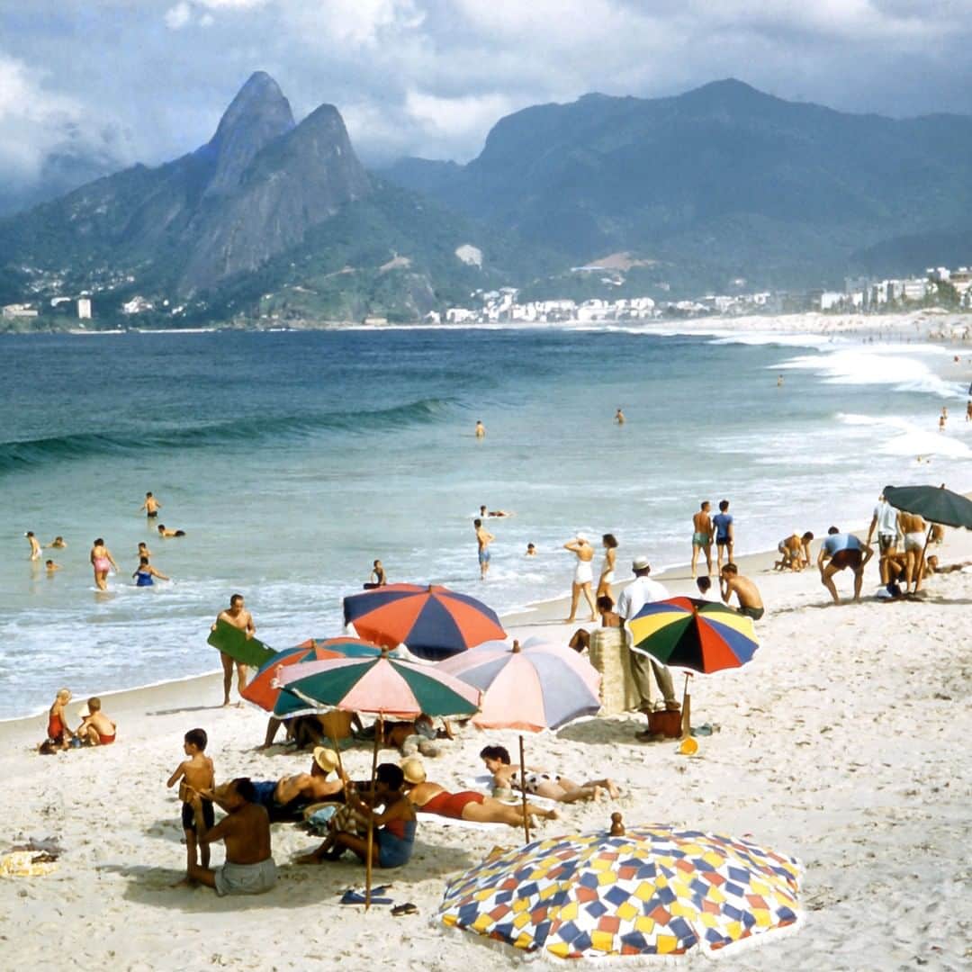 lifeさんのインスタグラム写真 - (lifeInstagram)「A lazy afternoon at Copacabana Beach, Rio de Janeiro, Brazil in 1957. (Dmitri Kessel—The LIFE Picture Collection/Getty Images) #Brazil #Rio #TBT」5月2日 22時19分 - life