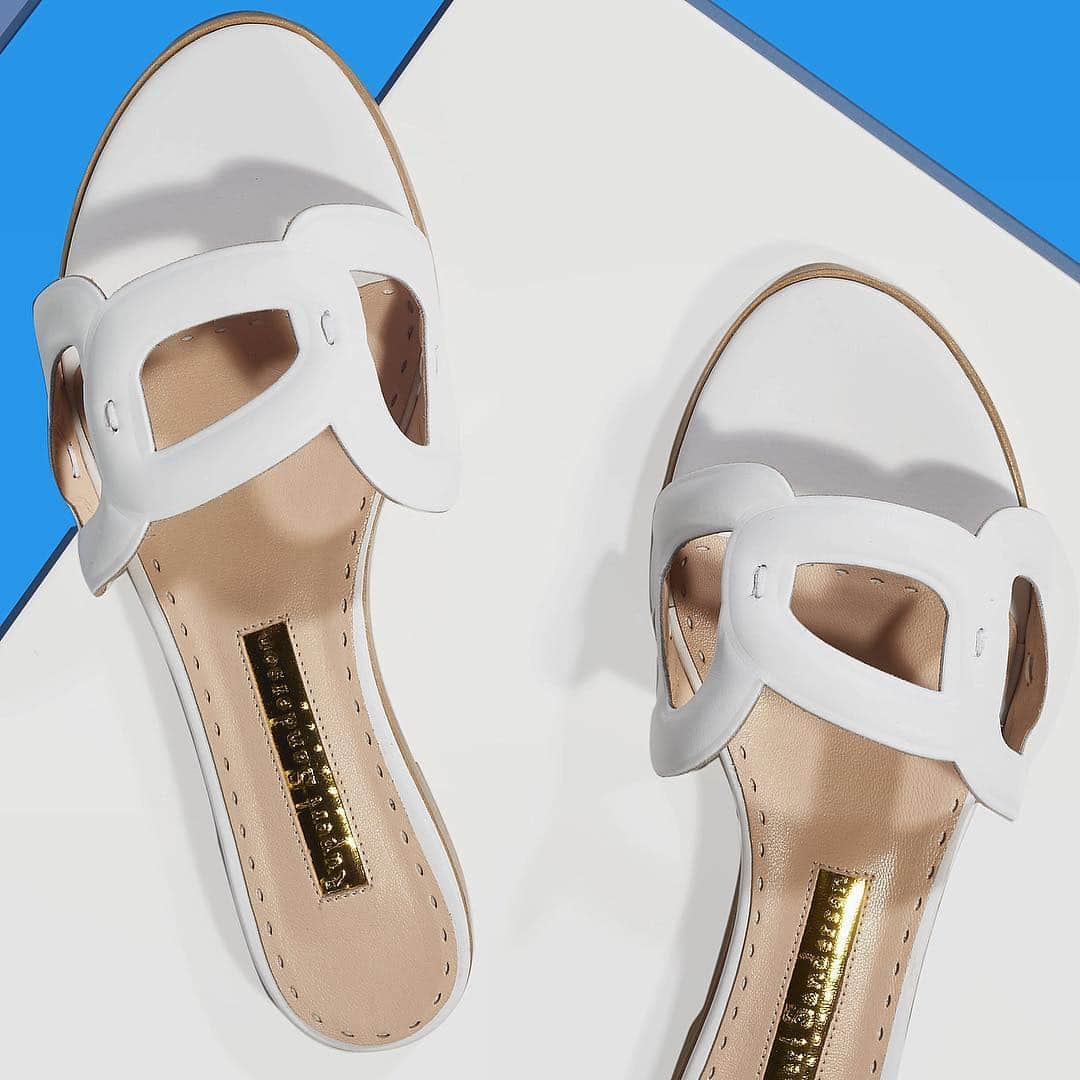 ルパートサンダーソンのインスタグラム：「Just add sunshine | Annabel flat slides | #BankHolidayStyle #FlatShoes #Sandals #ShoeLove #RupertSanderson」