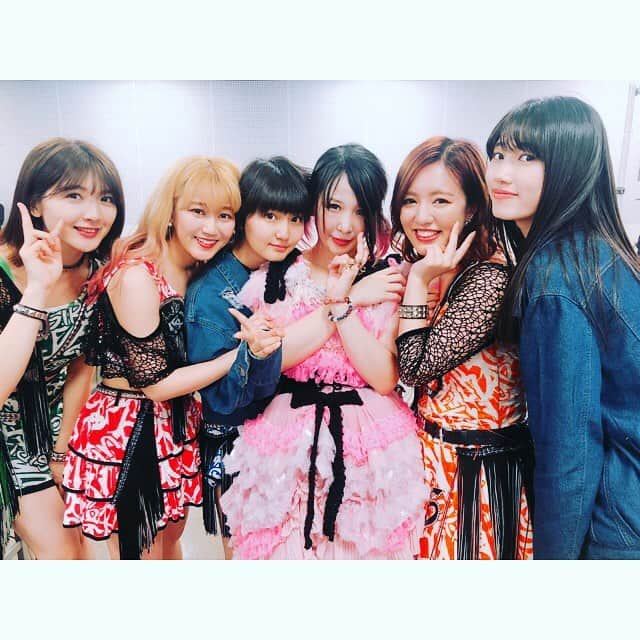 新井愛瞳さんのインスタグラム写真 - (新井愛瞳Instagram)「﻿ ビバラポップ！2019﻿ 熱い熱気の中でのライブ、最高でした！！！﻿ 熱すぎでした。﻿ ﻿ また出演できて嬉しい。﻿ ありがとうございました！﻿ ﻿ そしてアプガのライブを観てくださった﻿ 全ての皆様、ありがとうございました！﻿ ﻿ また来年も絶対絶対！﻿ よろしくお願いします！！！！！﻿ ﻿ ﻿ 沢山の出演者の方と撮っていただきましたっ！」5月2日 22時26分 - arai_manami_official